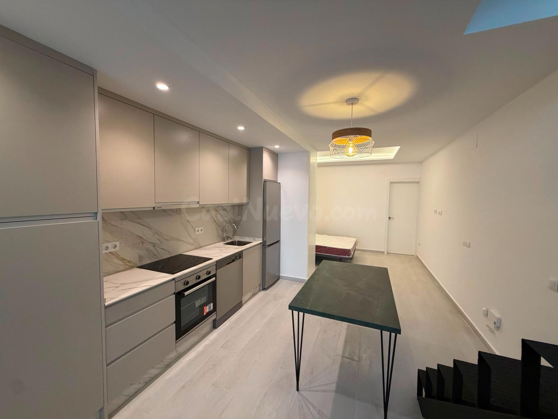 Dúplex en venta en La Carihuela, Torremolinos: luz, comodida - foto 3