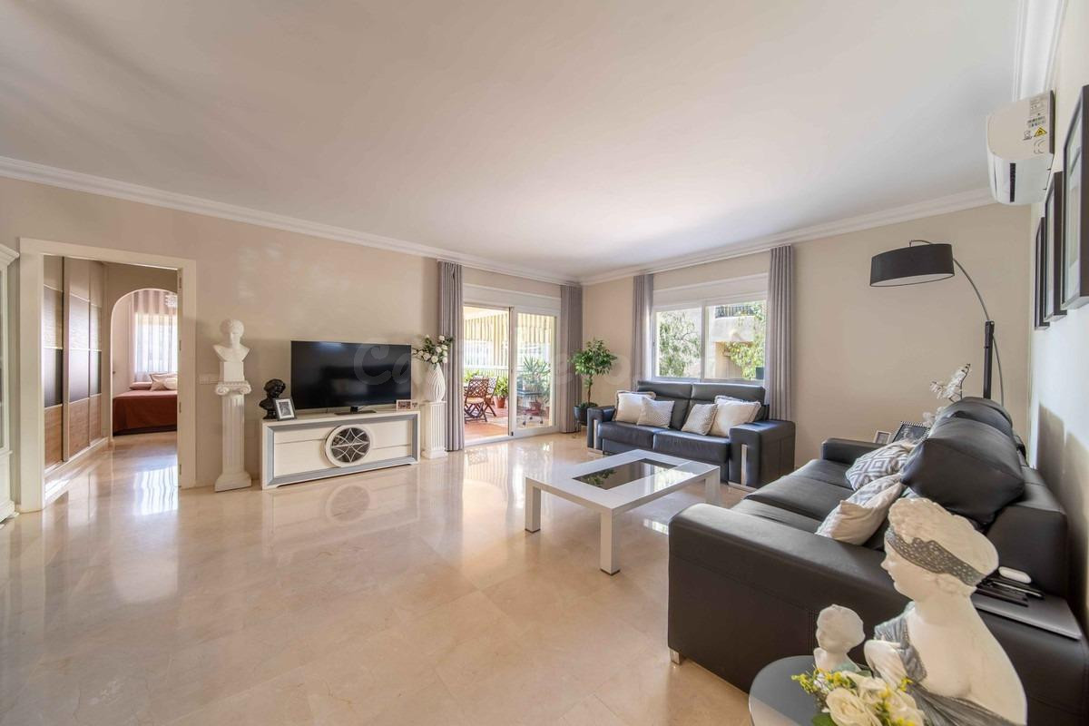 Apartamento en planta baja con 3 dormitorios en La Cala Hill - foto 3