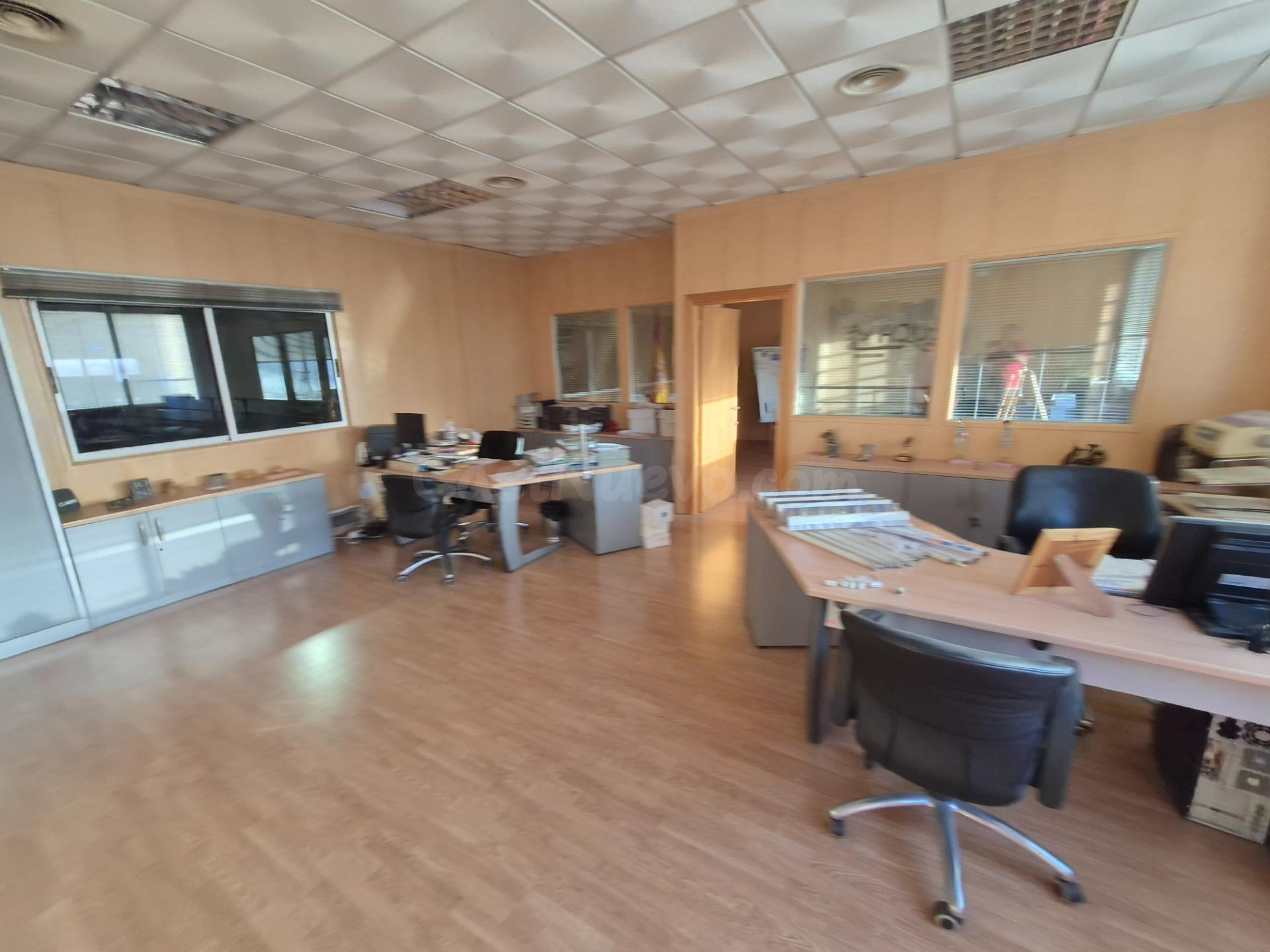 Se vende y alquila nave en Elda - foto 2