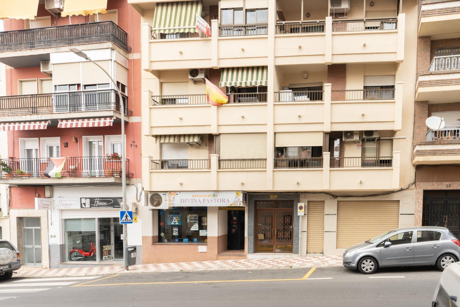 Amplio y Luminoso Piso en el Corazón de Motril con OPCION a  - foto 2