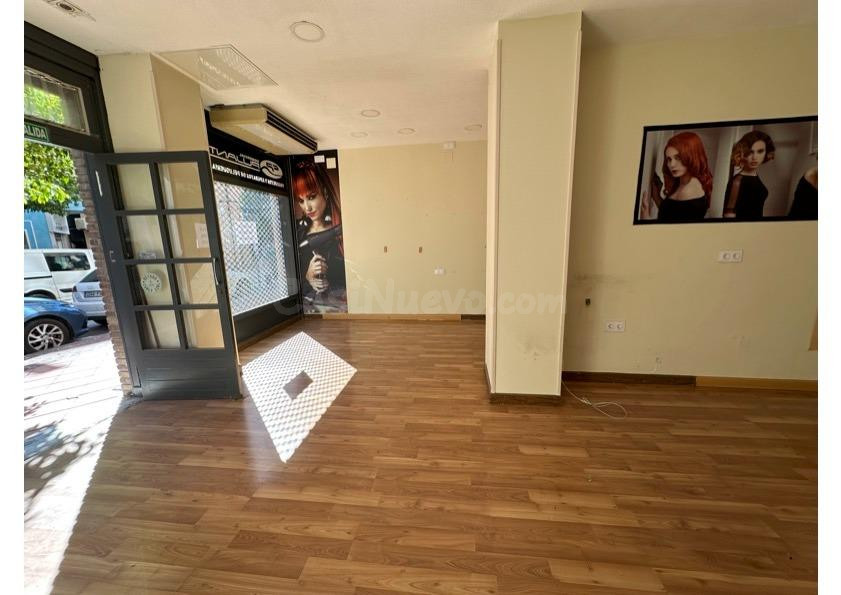 Local comercial con doble escaparate en zona de alto tránsit