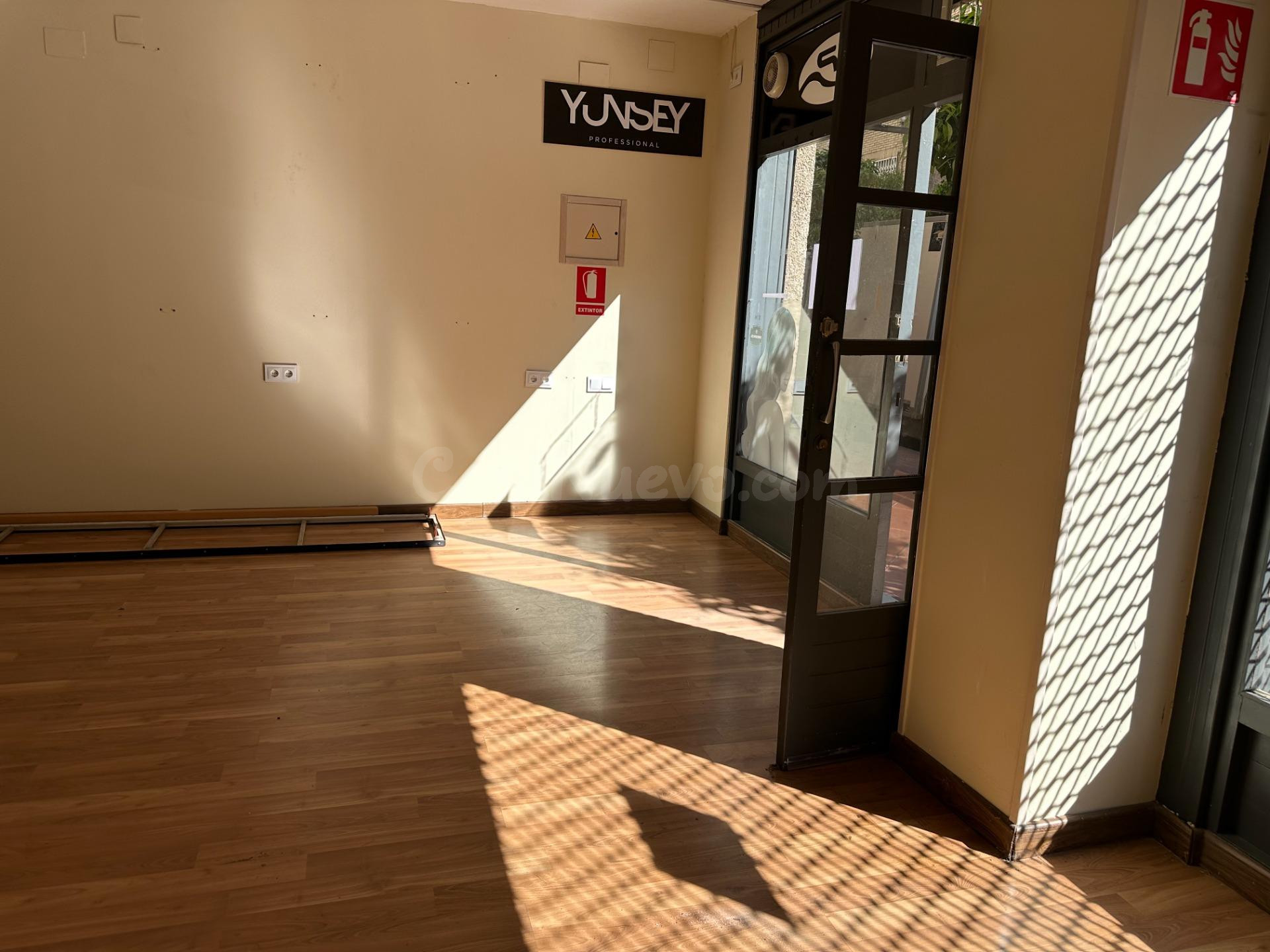 Local comercial con doble escaparate en zona de alto tránsit - foto 2