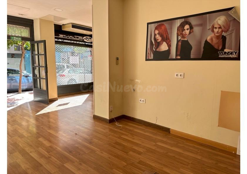 Local comercial con doble escaparate en zona de alto tránsit - foto 3