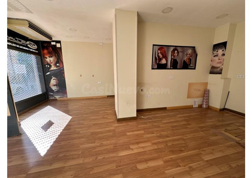 Local comercial con doble escaparate en zona de alto tránsit - foto 4