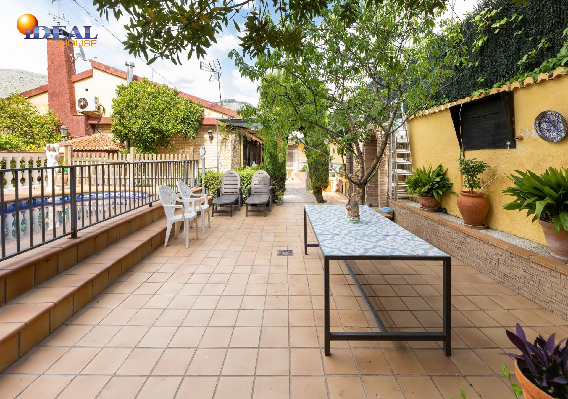 Espectacular chalet independiente con piscina en Alfacar - foto 4