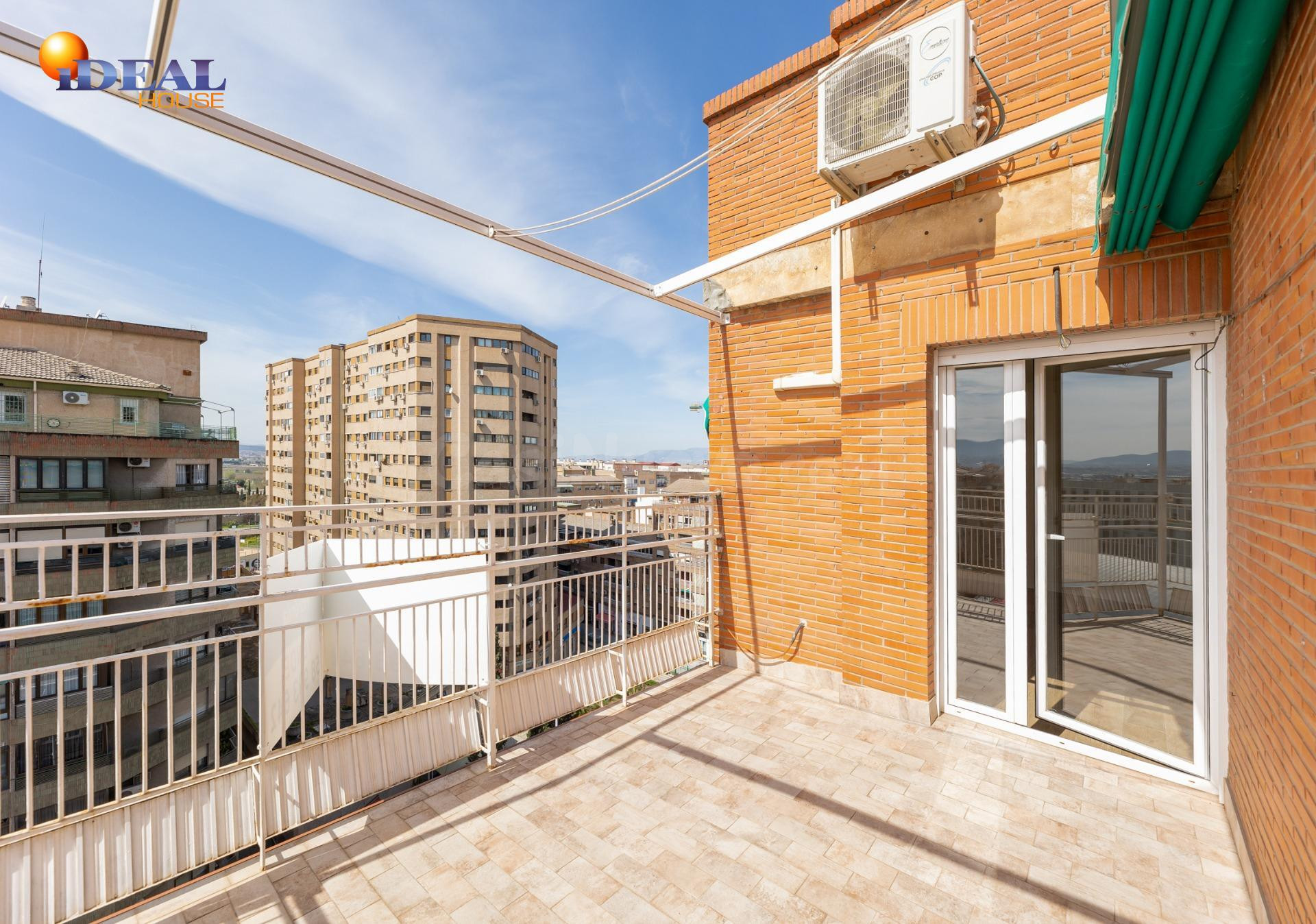 SALE A LA VENTA EXTRAORDINARIO ATICO "REFORMADO" EN GRANADA