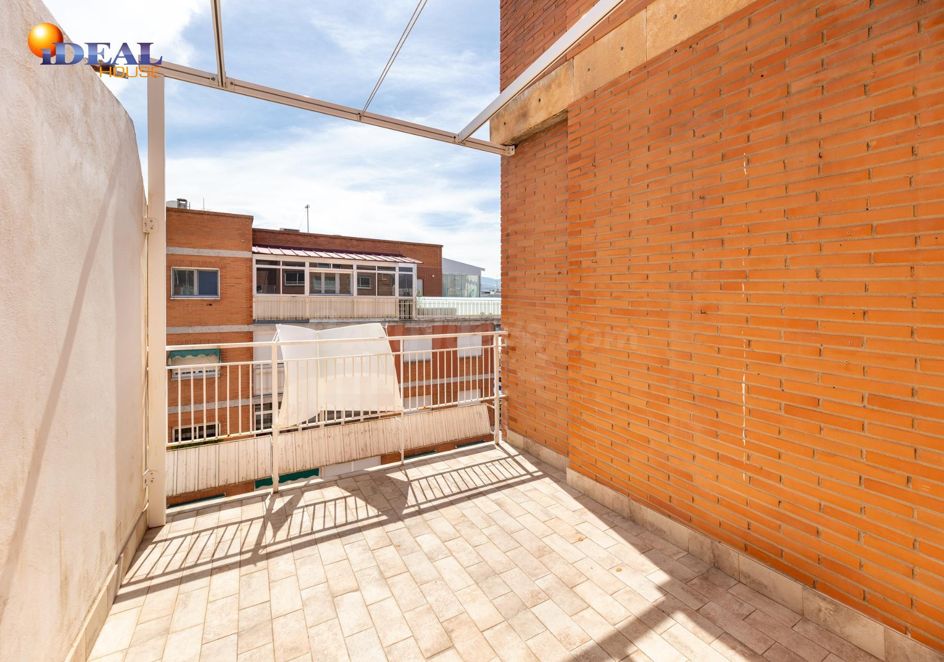 SALE A LA VENTA EXTRAORDINARIO ATICO "REFORMADO" EN GRANADA - foto 3