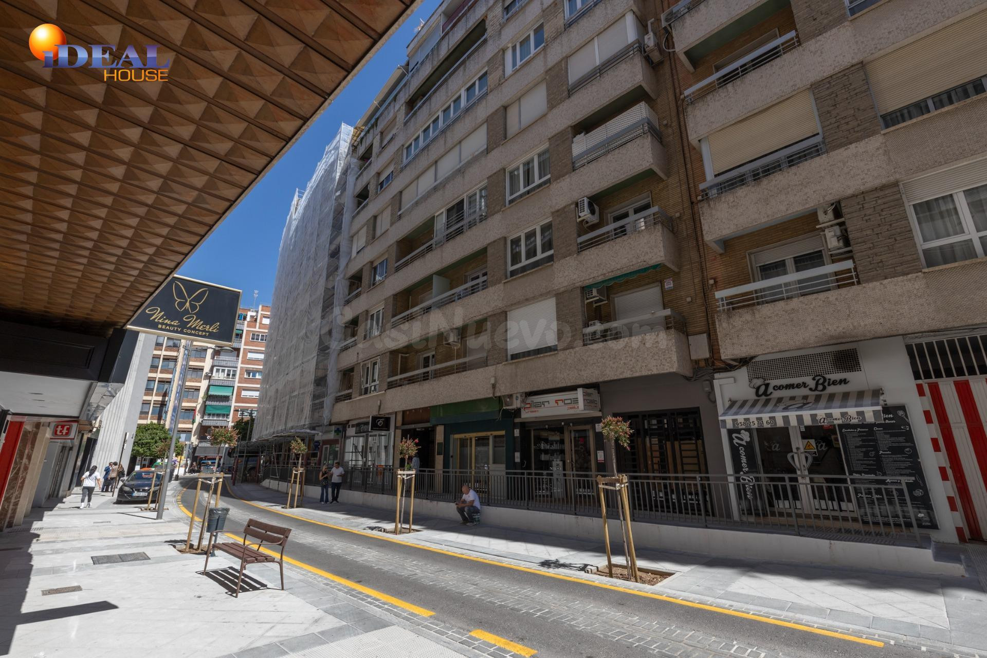 Amplia vivienda en pleno centro de Granada