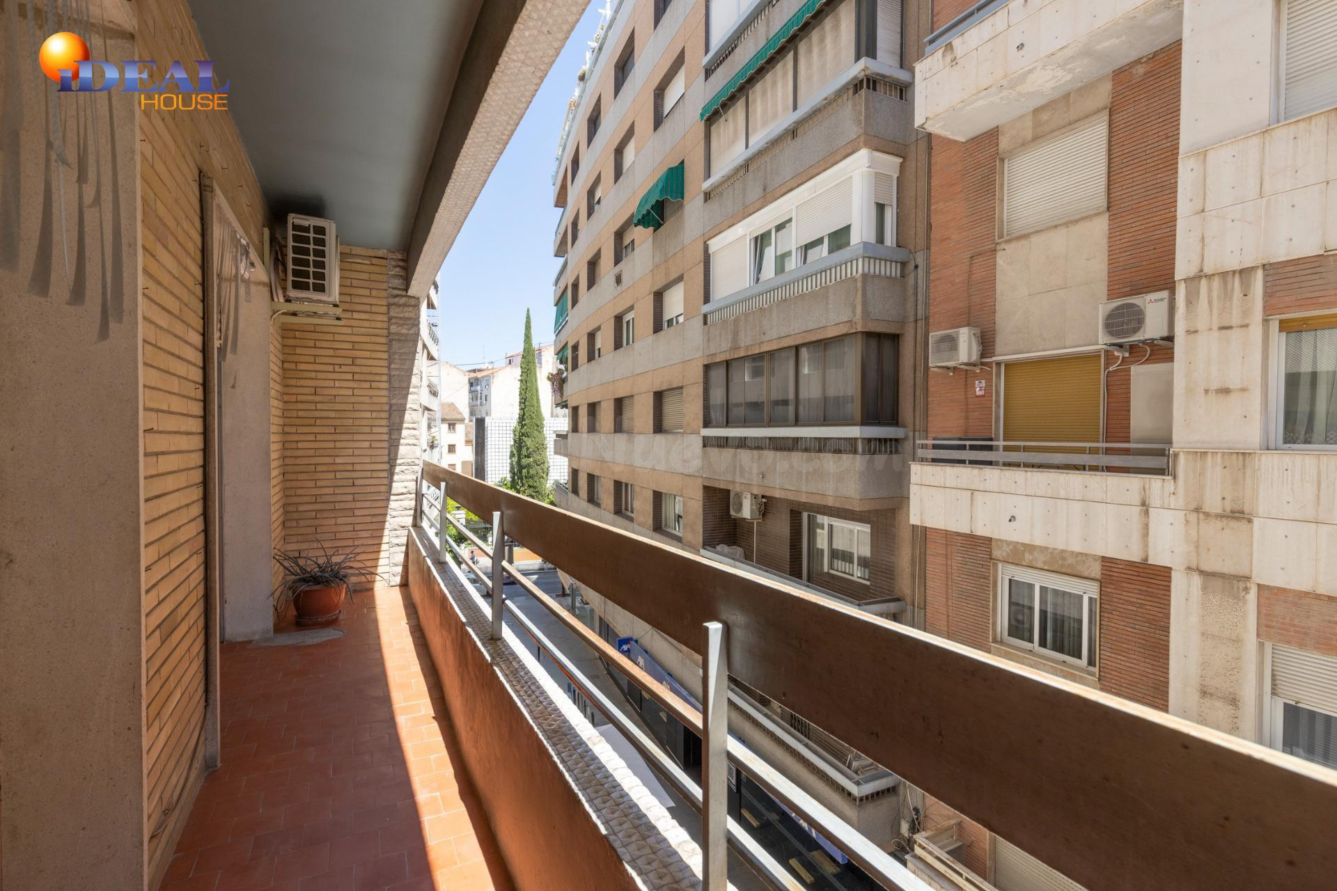 Amplia vivienda en pleno centro de Granada - foto 2