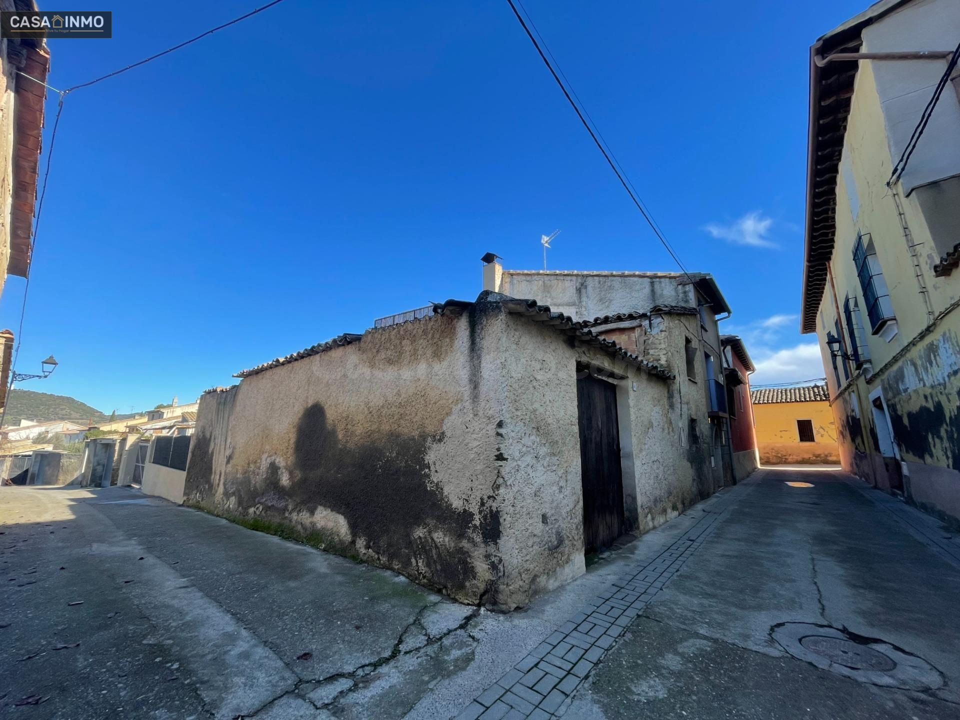 Se vende almacén en el pueblo de Salas Bajas.
