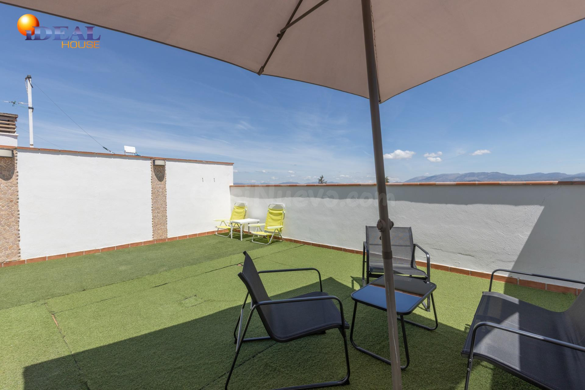 Ático con gran terraza y garaje en el centro de Alhendín – l