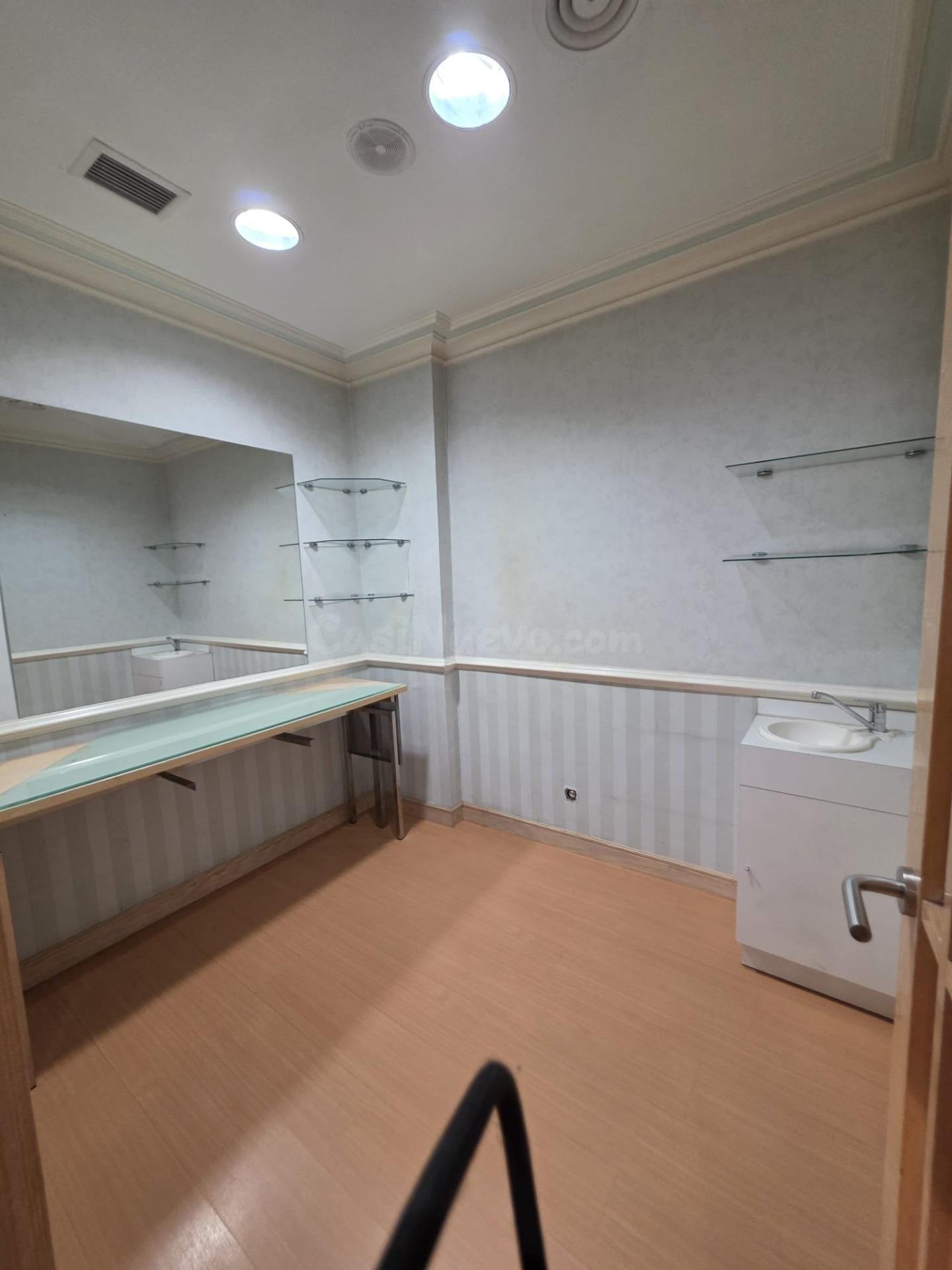 Amplio Local Comercial en Alquiler en Gamonal, Burgos - €120 - foto 5