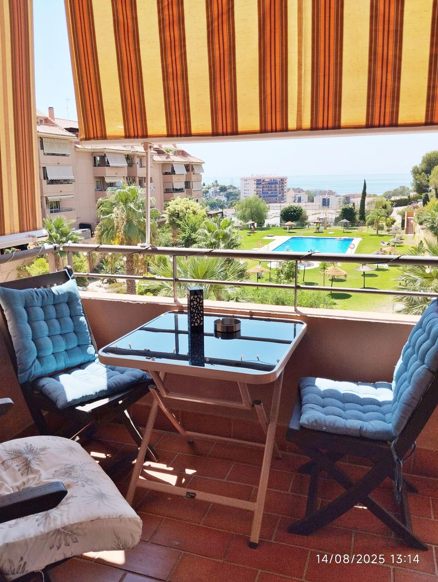 Piso con vistas al mar en urbanización privada con piscina.