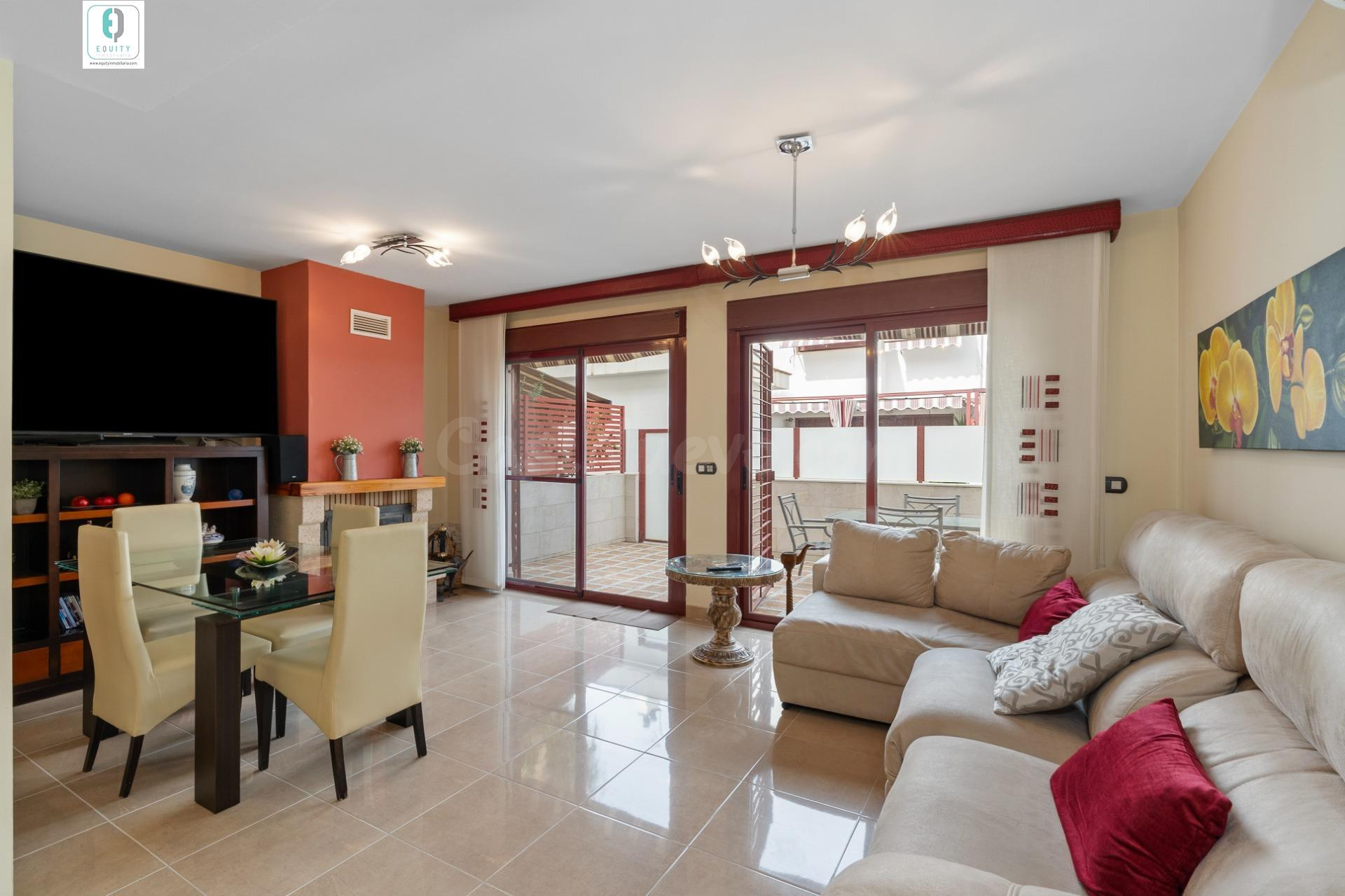 EXCLUSIVA VIVIENDA DE 305 m2 CONSTRUIDOS APROX JUNTO AL CENT