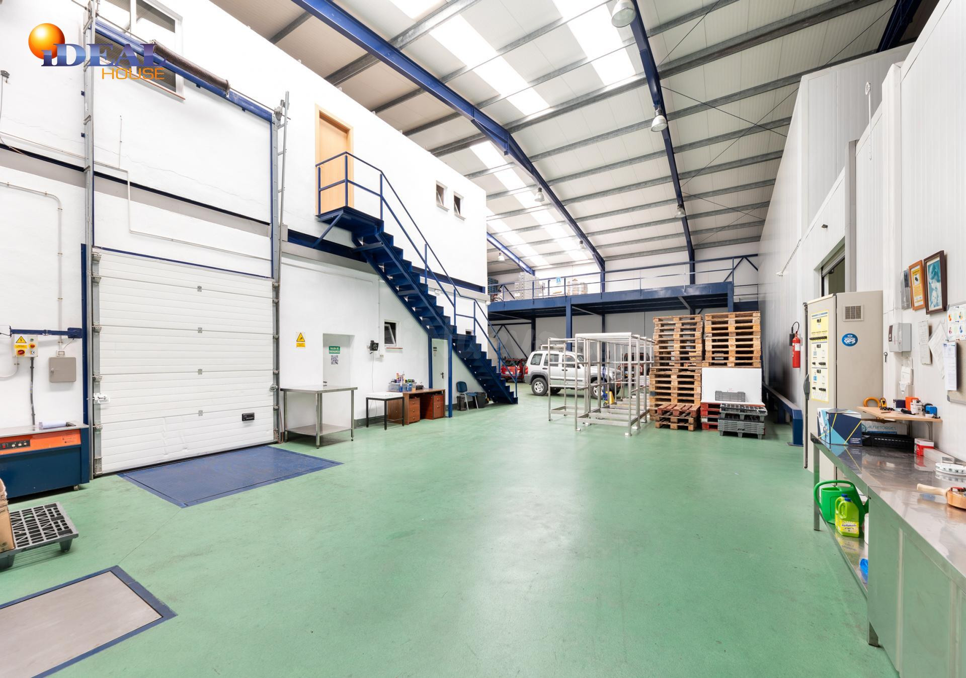 SE VENDE Nave Industrial en Dúrcal con Instalaciones Complet - foto 3