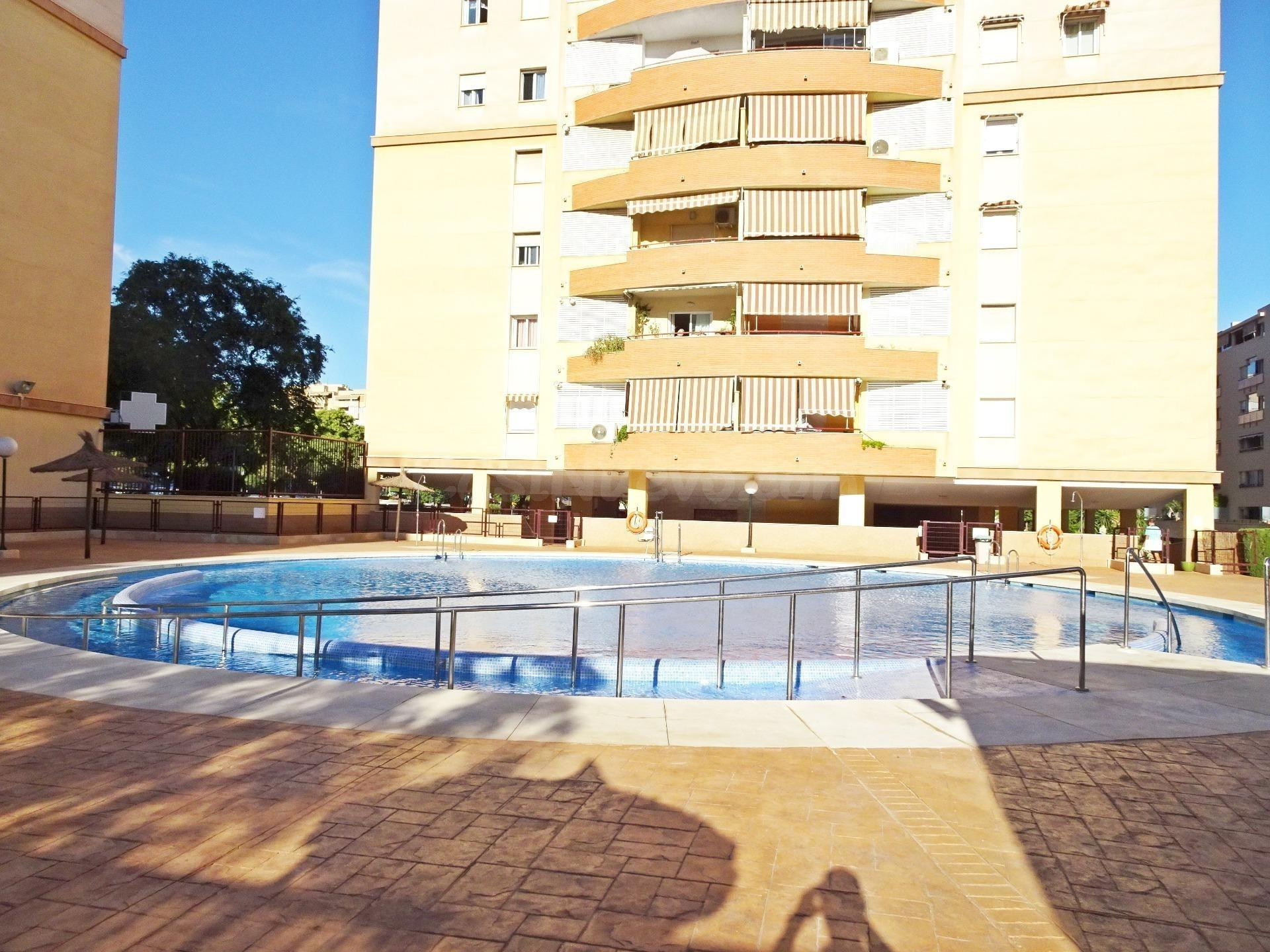 Piso con piscina y garaje en recinto cerrado en Teatinos - foto 3