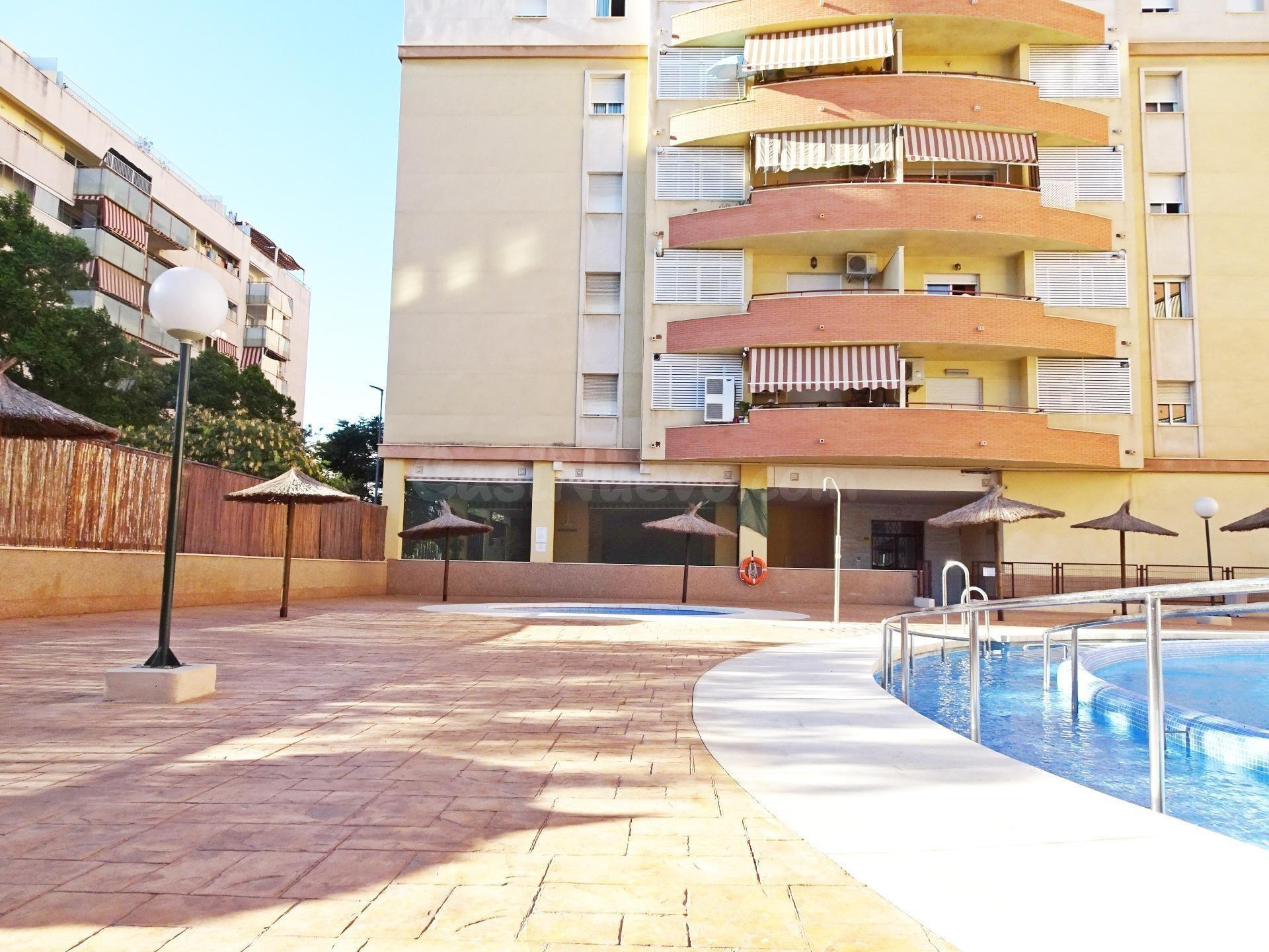 Piso con piscina y garaje en recinto cerrado en Teatinos - foto 4