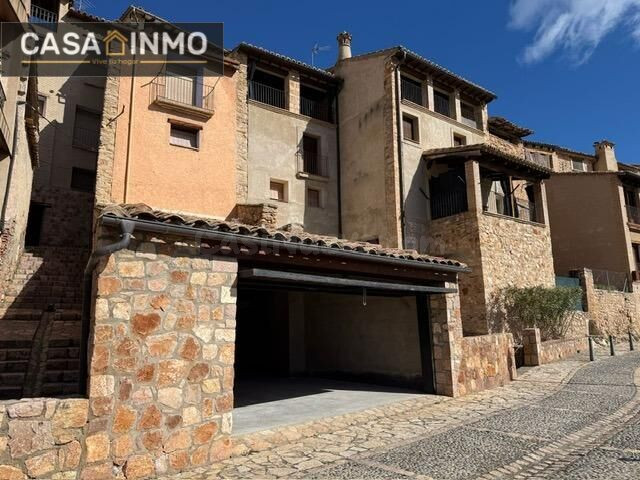 Exclusiva Casa Señorial de 380 m2 con Garaje Triple y Terraz