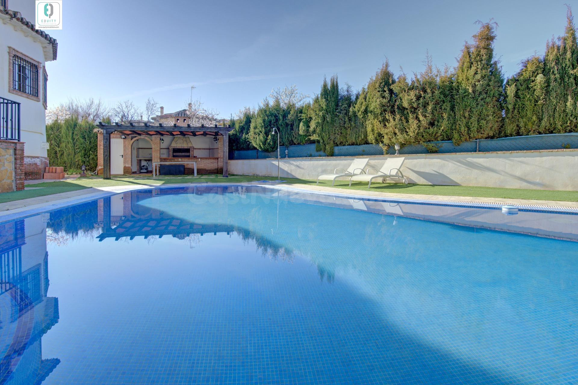 ESPECTACULAR CHALET CON PISCINA EN OTURA