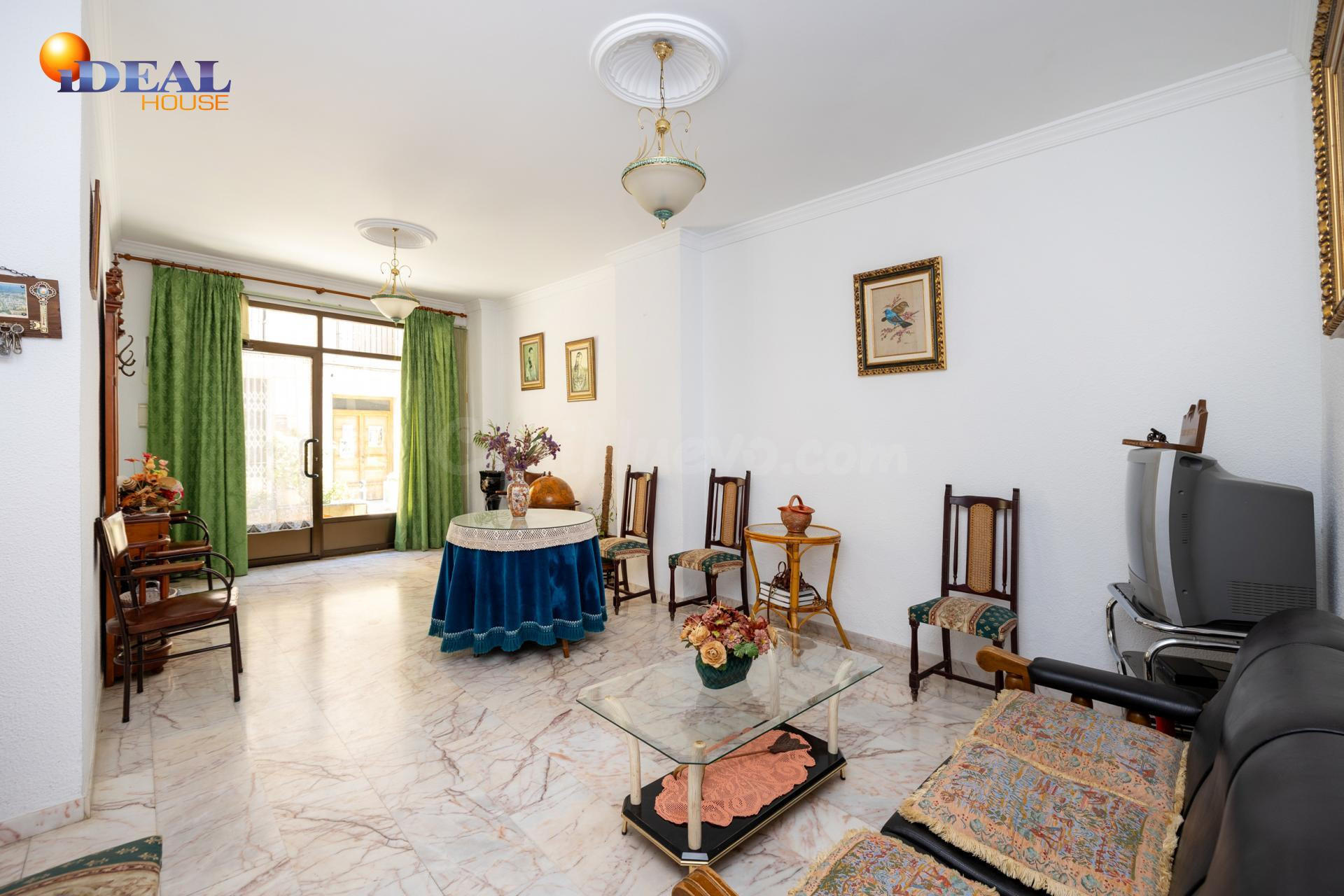 Casa con bajo comercial, bodega y terraza en pleno corazón d - foto 4