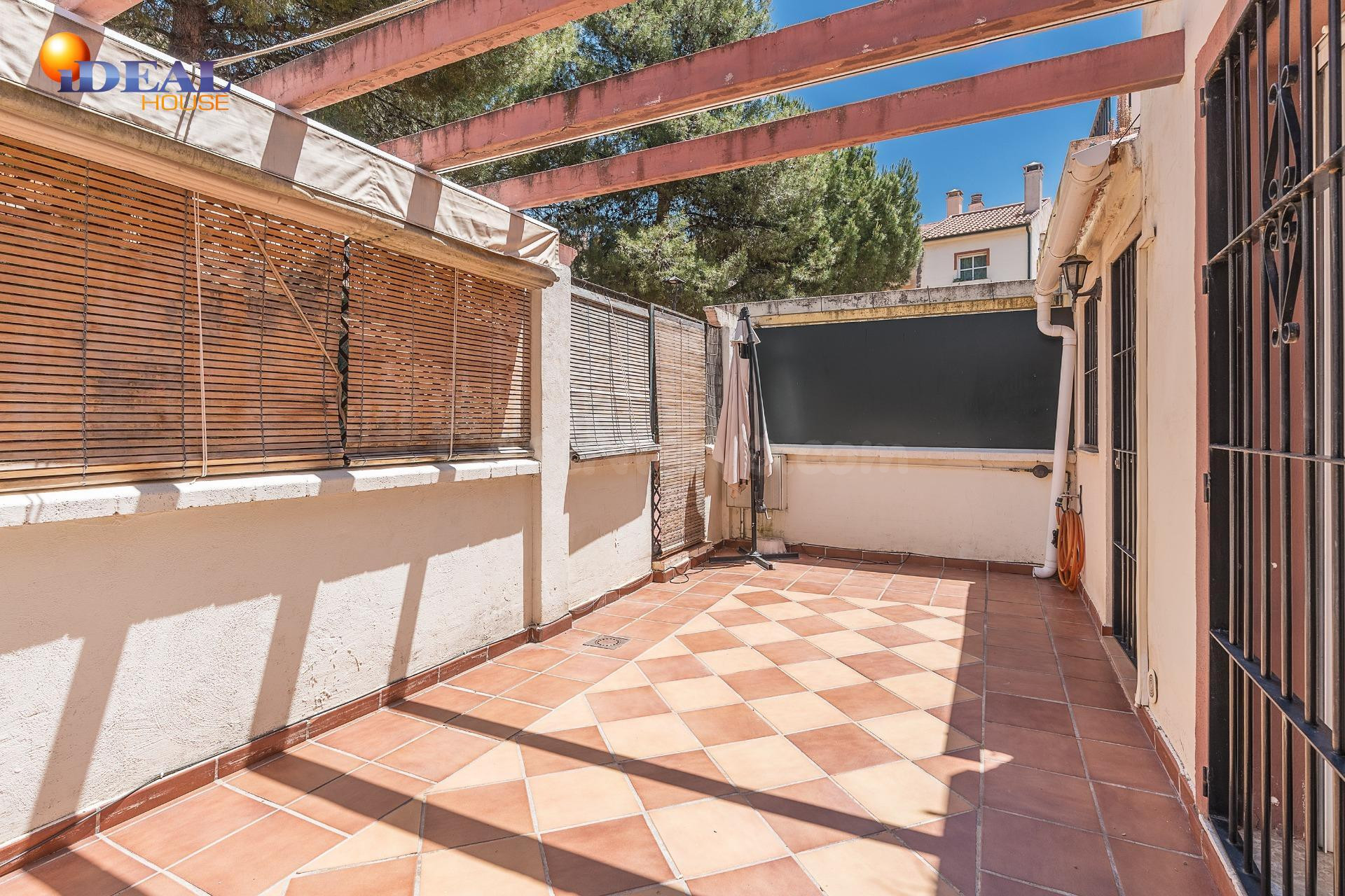 ADOSADA EN URBANIZACIÓN EN HUETOR VEGA - foto 4