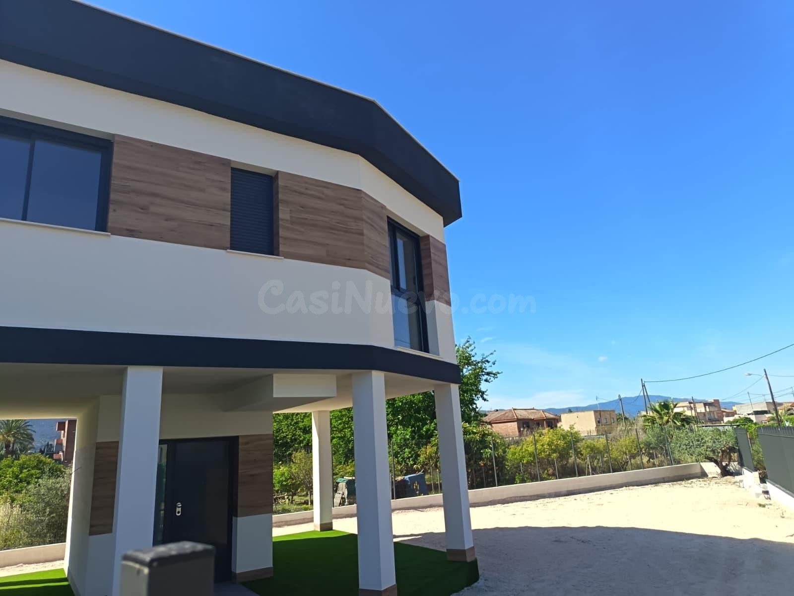 ¡Descubre el hogar de tus sueños en este encantador chalet u
