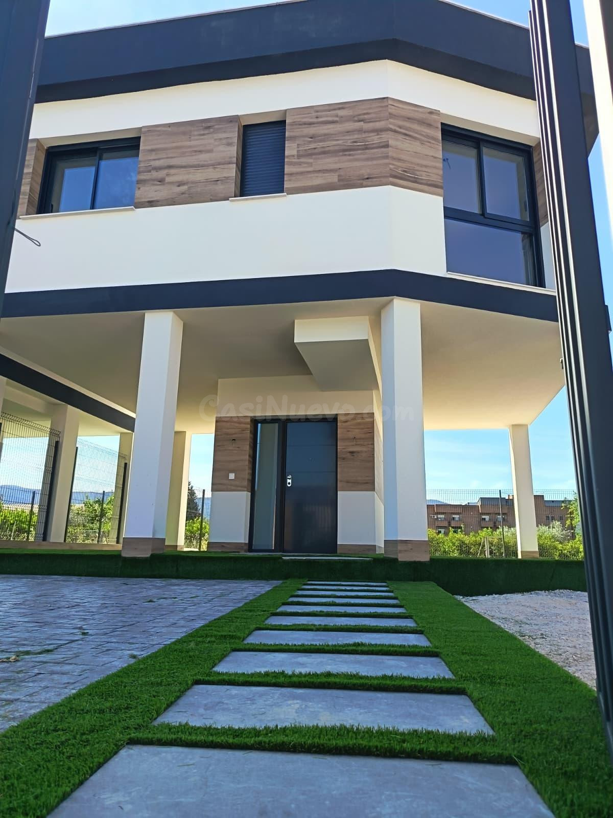 ¡Descubre el hogar de tus sueños en este encantador chalet u - foto 4