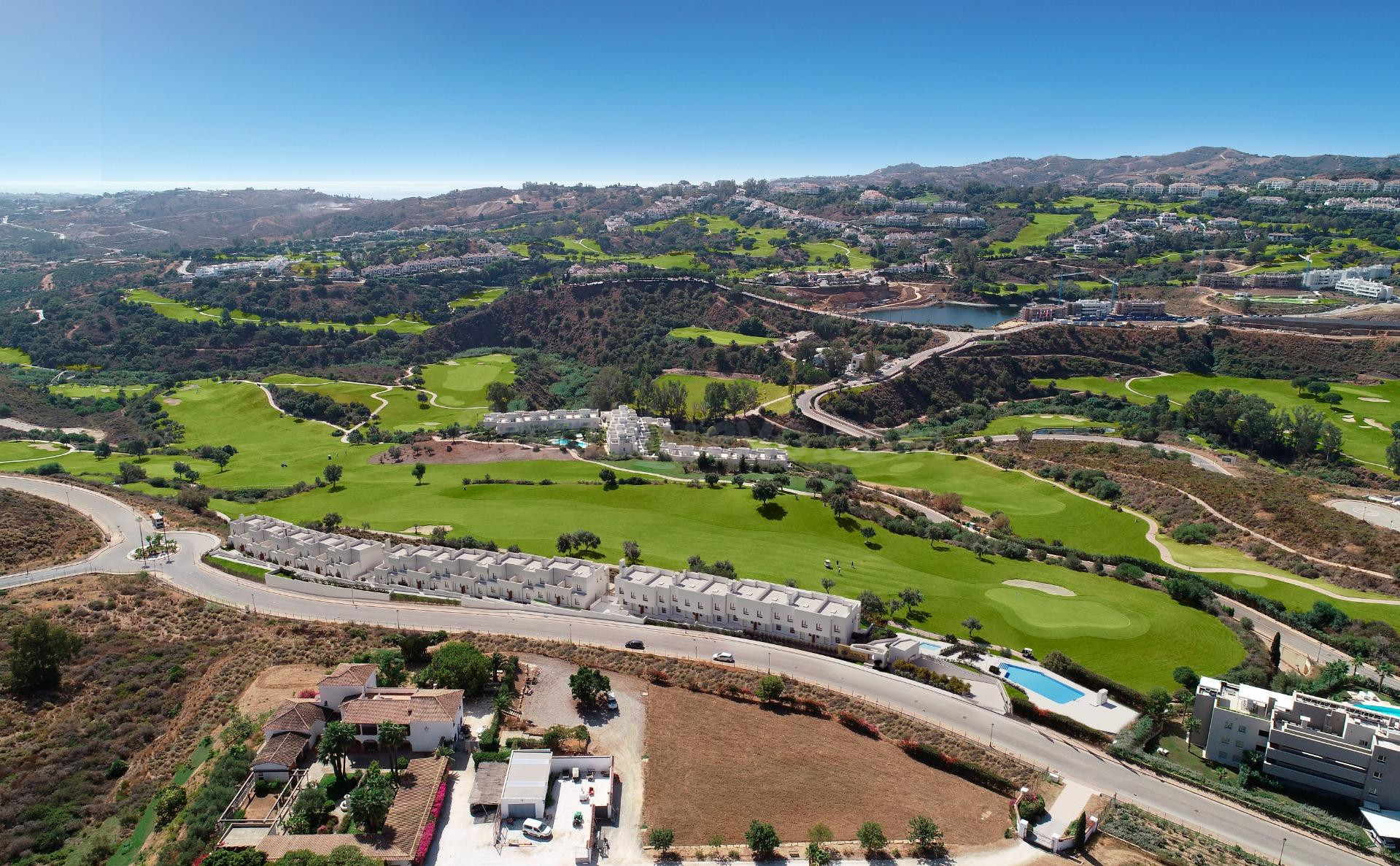 Últimas viviendas a estrenar en primera línea de golf en Mij - foto 3