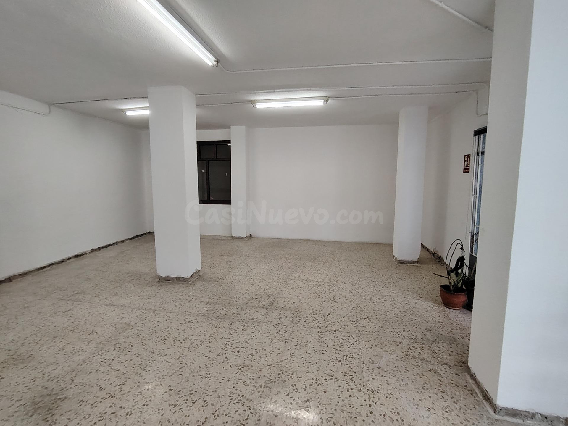 Se alquila local junto a correos