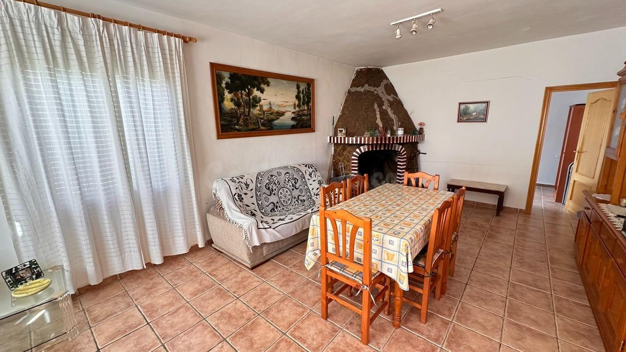 Se vende casa con terreno y vistas increíbles en Benicolet