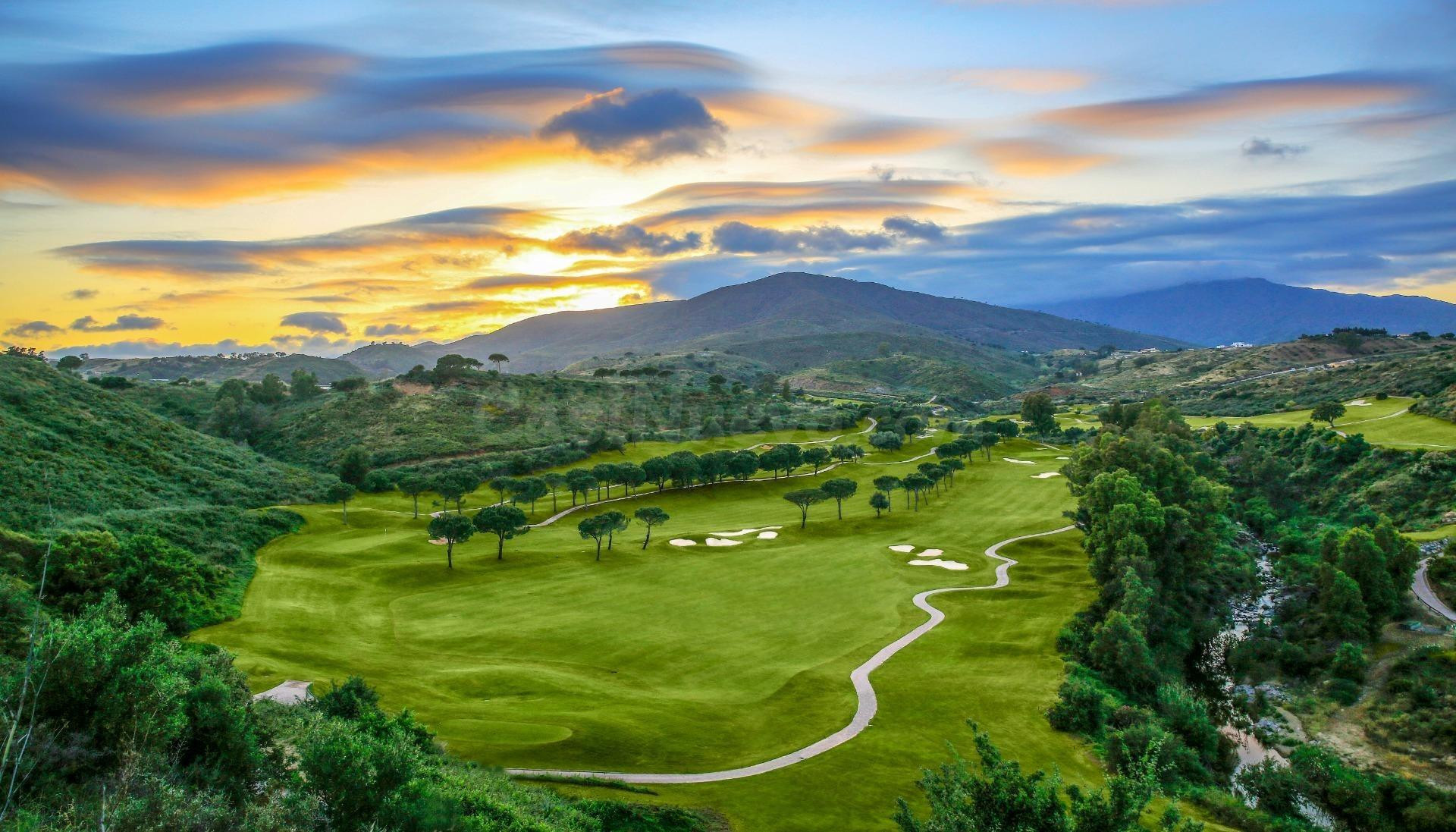 Últimas viviendas a estrenar en primera línea de golf en Mij - foto 2