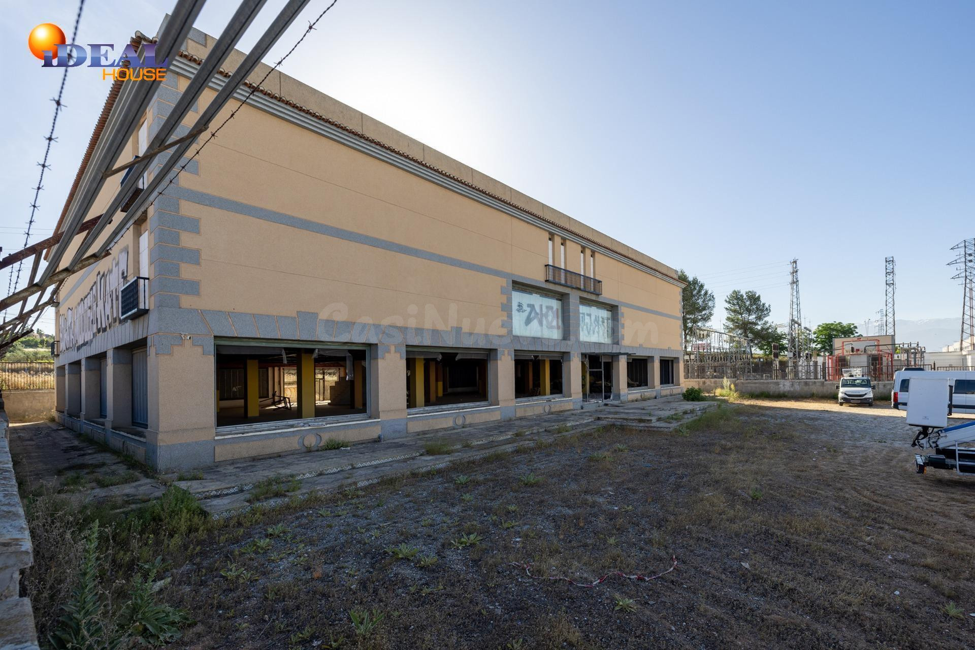 ¡Oportunidad Única! Amplia Nave Industrial en Albolote