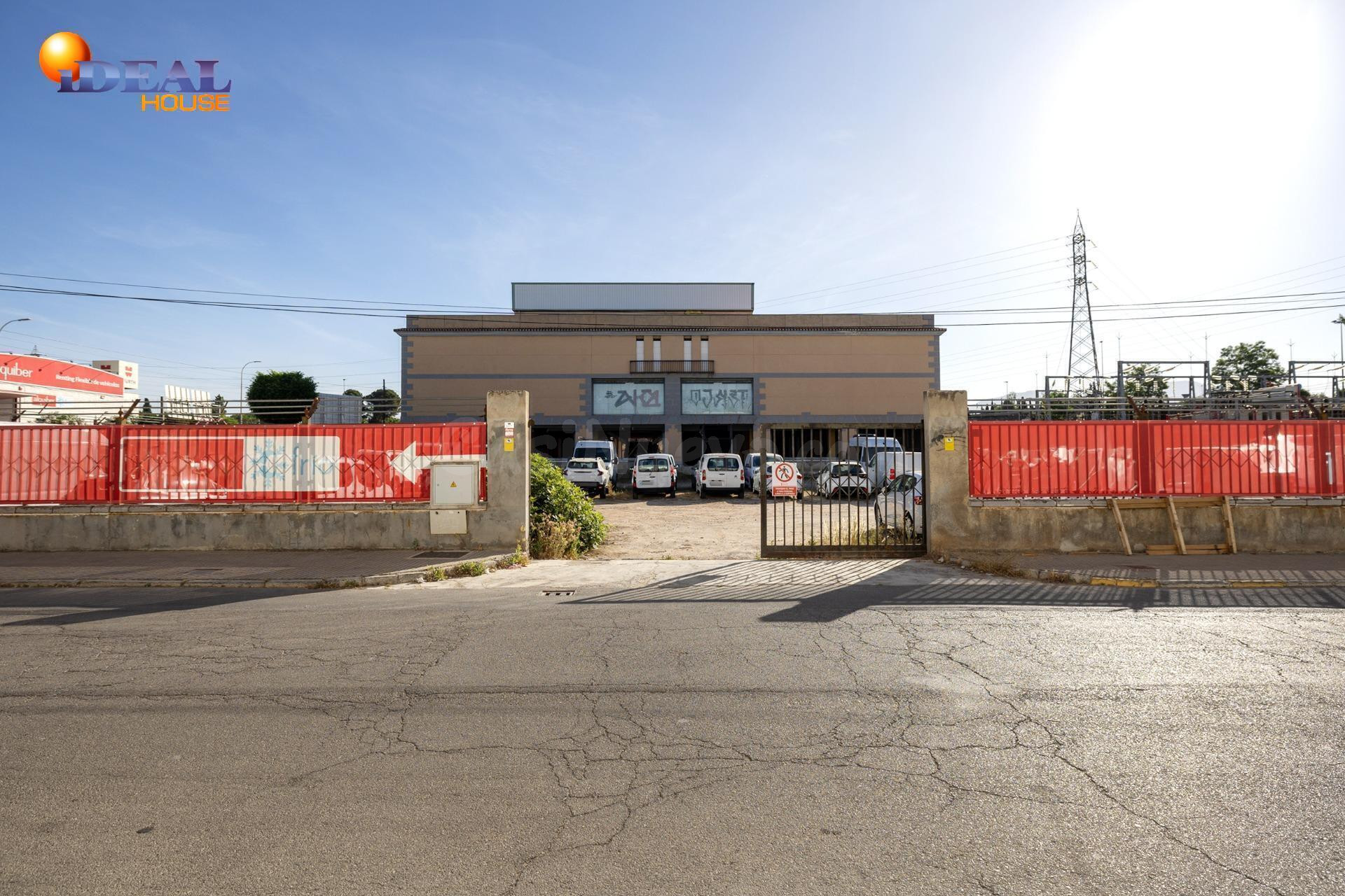 ¡Oportunidad Única! Amplia Nave Industrial en Albolote - foto 2
