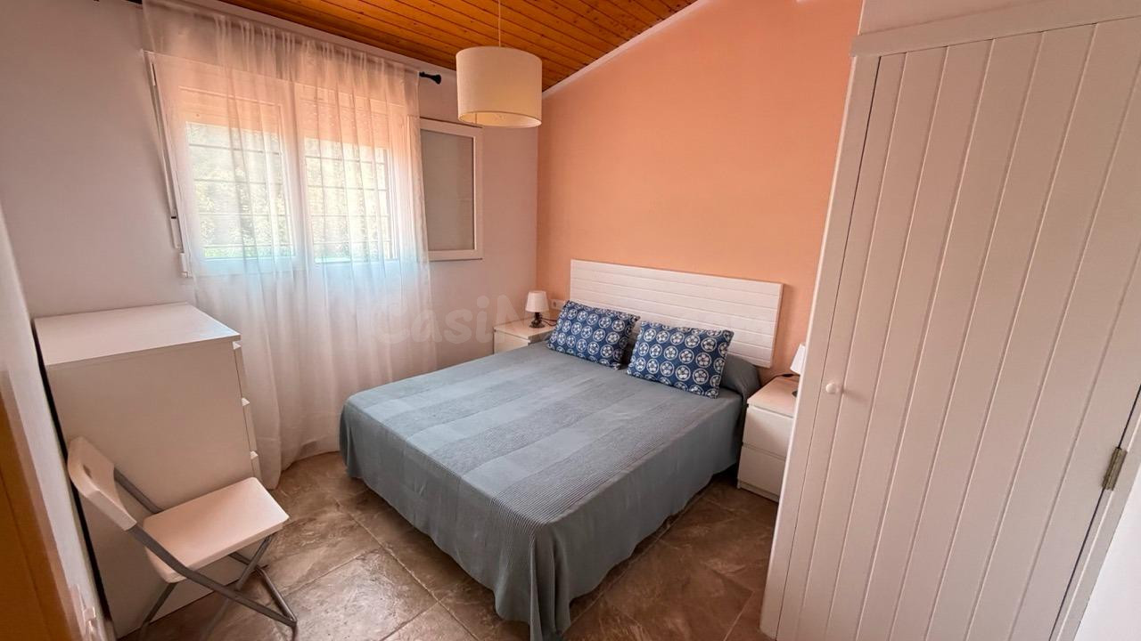 SE ALQUILA CHALET EN LA DROVA
