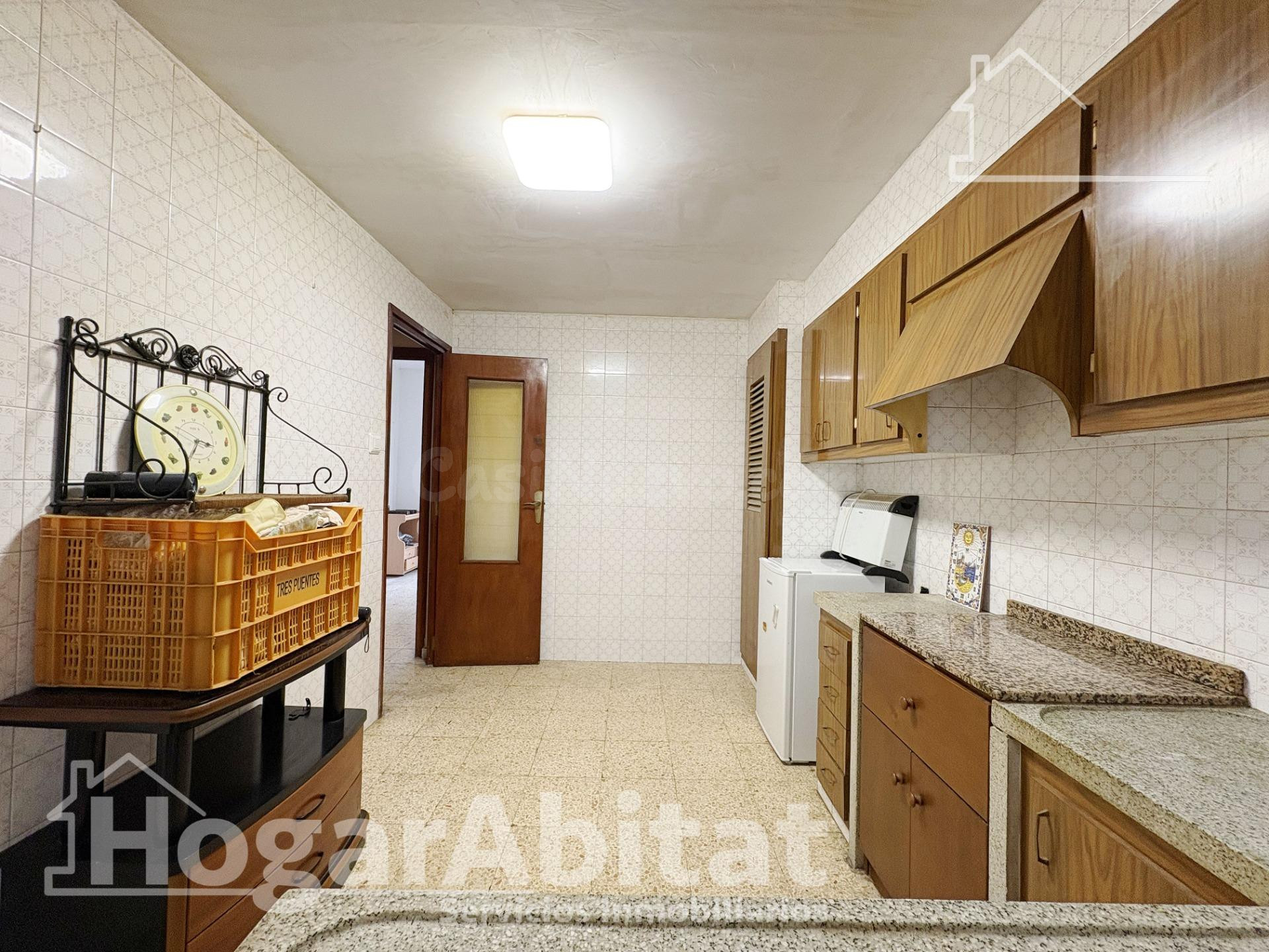 AMPLIA CASA PARA REFORMAR CON GARAJE Y TERRAZA EN EL CENTRO
