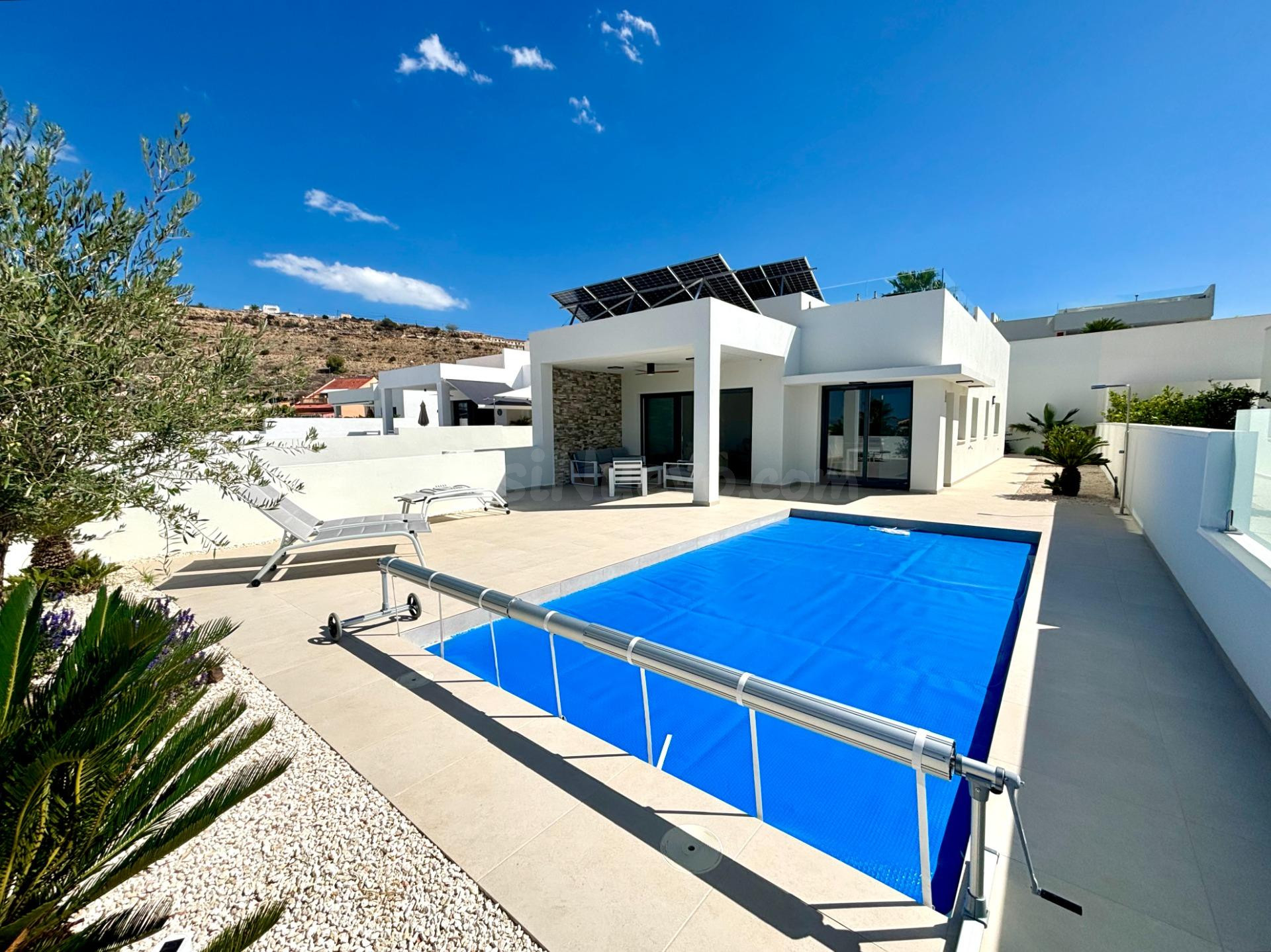 Villa de una planta con 3 dormitorios con piscina privada a 