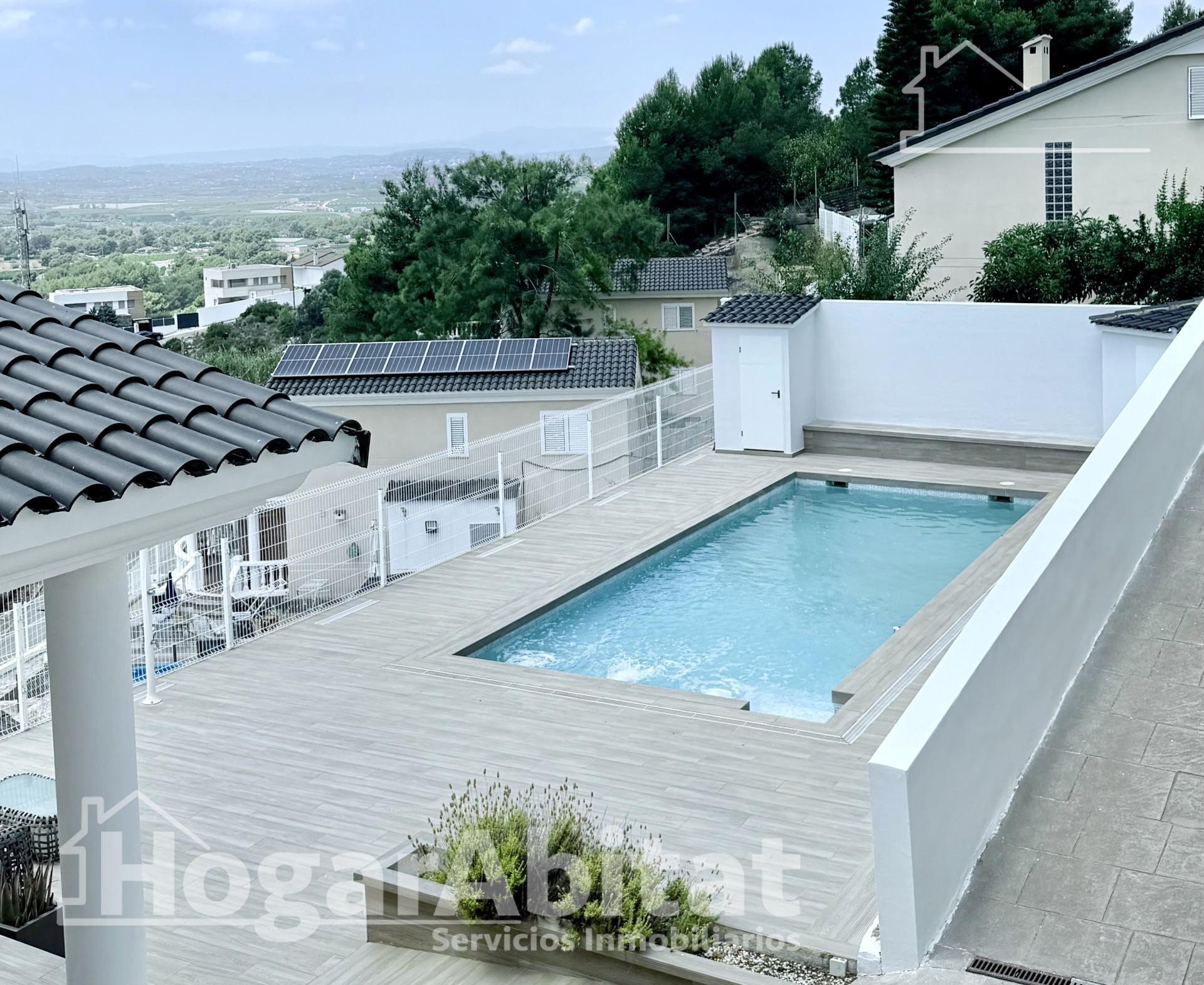 GRAN CHALET DE DOS PLANTAS CON PISCINA Y VISTAS DESPEJADAS