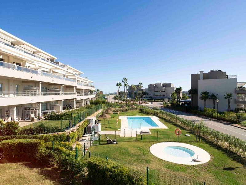 Vive junto al golf: amplio piso con terraza de 24 m2 y pisci