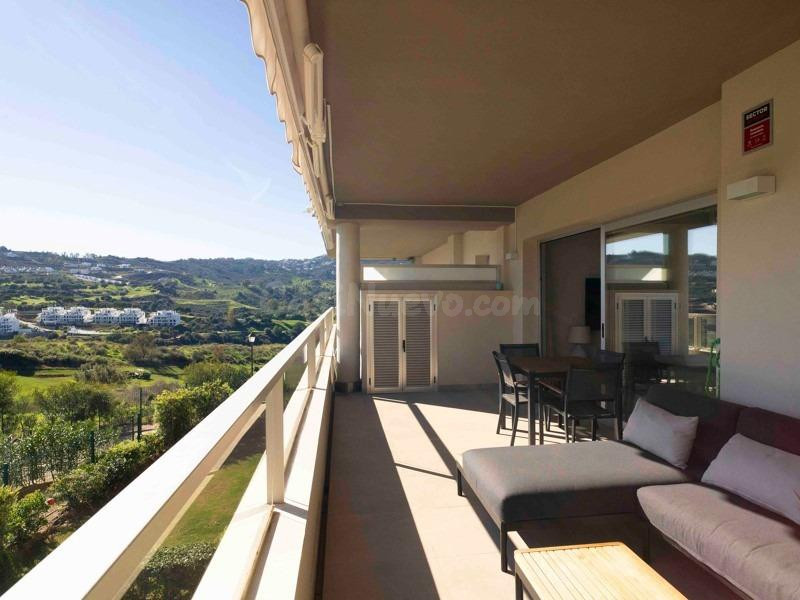 Vive junto al golf: amplio piso con terraza de 24 m2 y pisci - foto 5