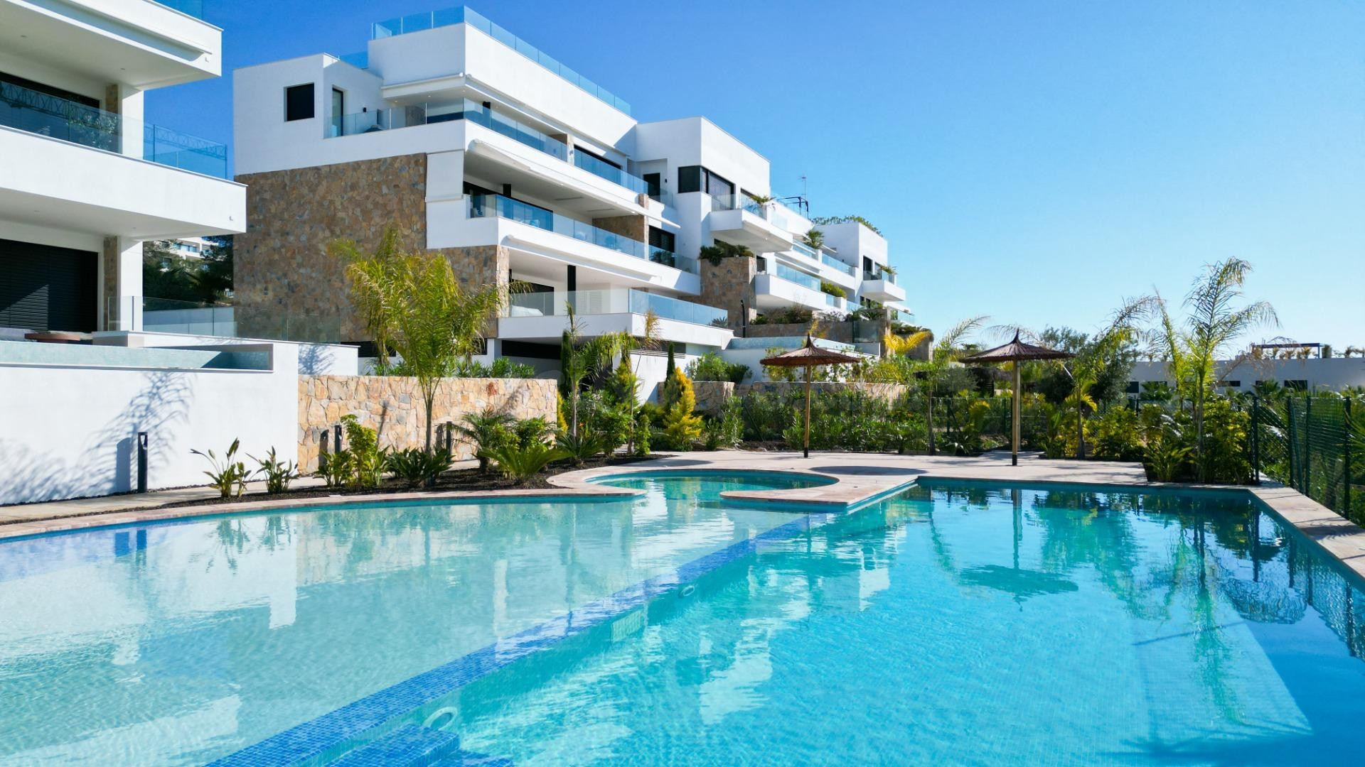 Ático de 2 dormitorios con piscina privada en venta en el ex