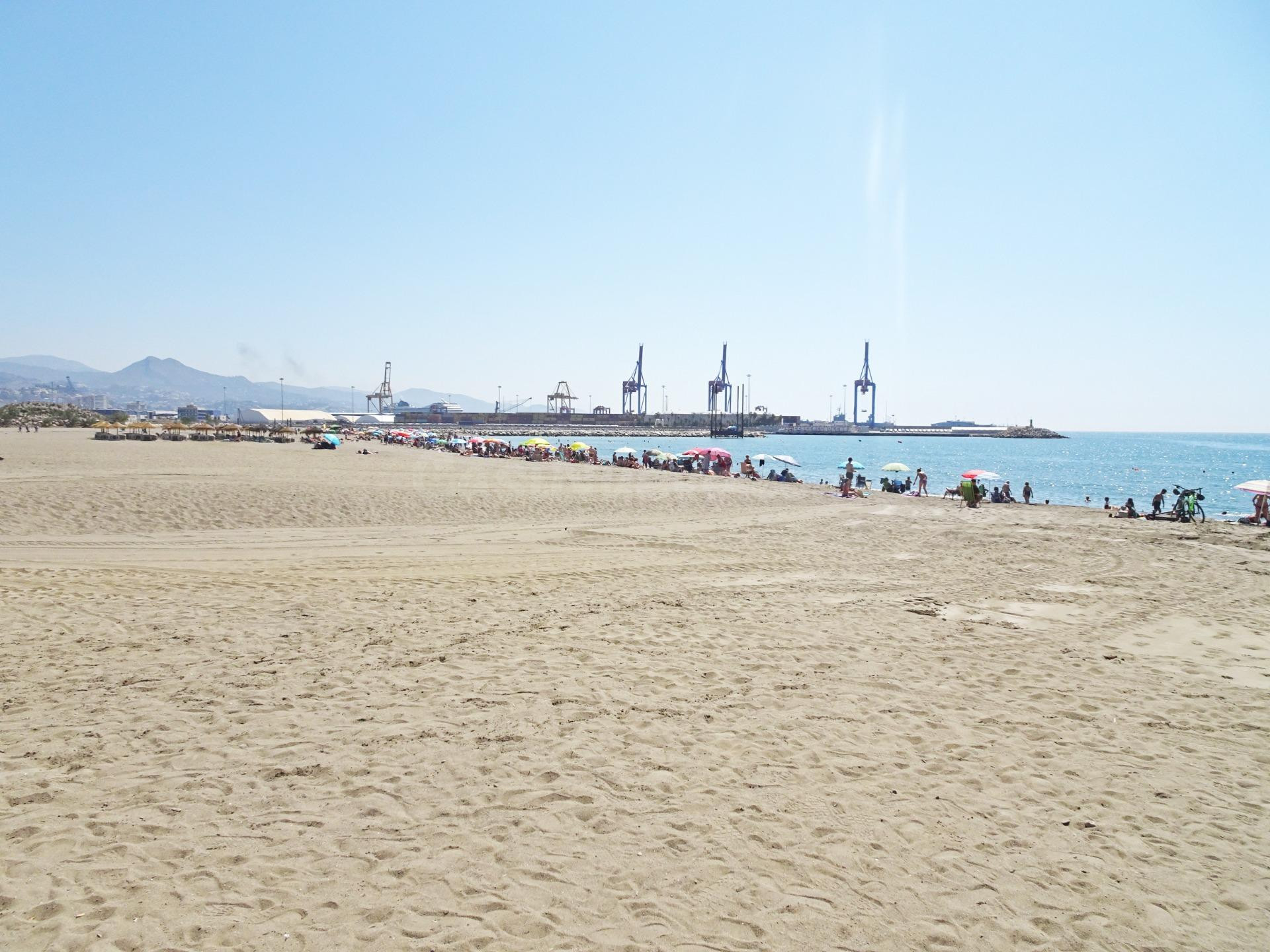 Piso con terraza a 500 metros de la playa en Huelin