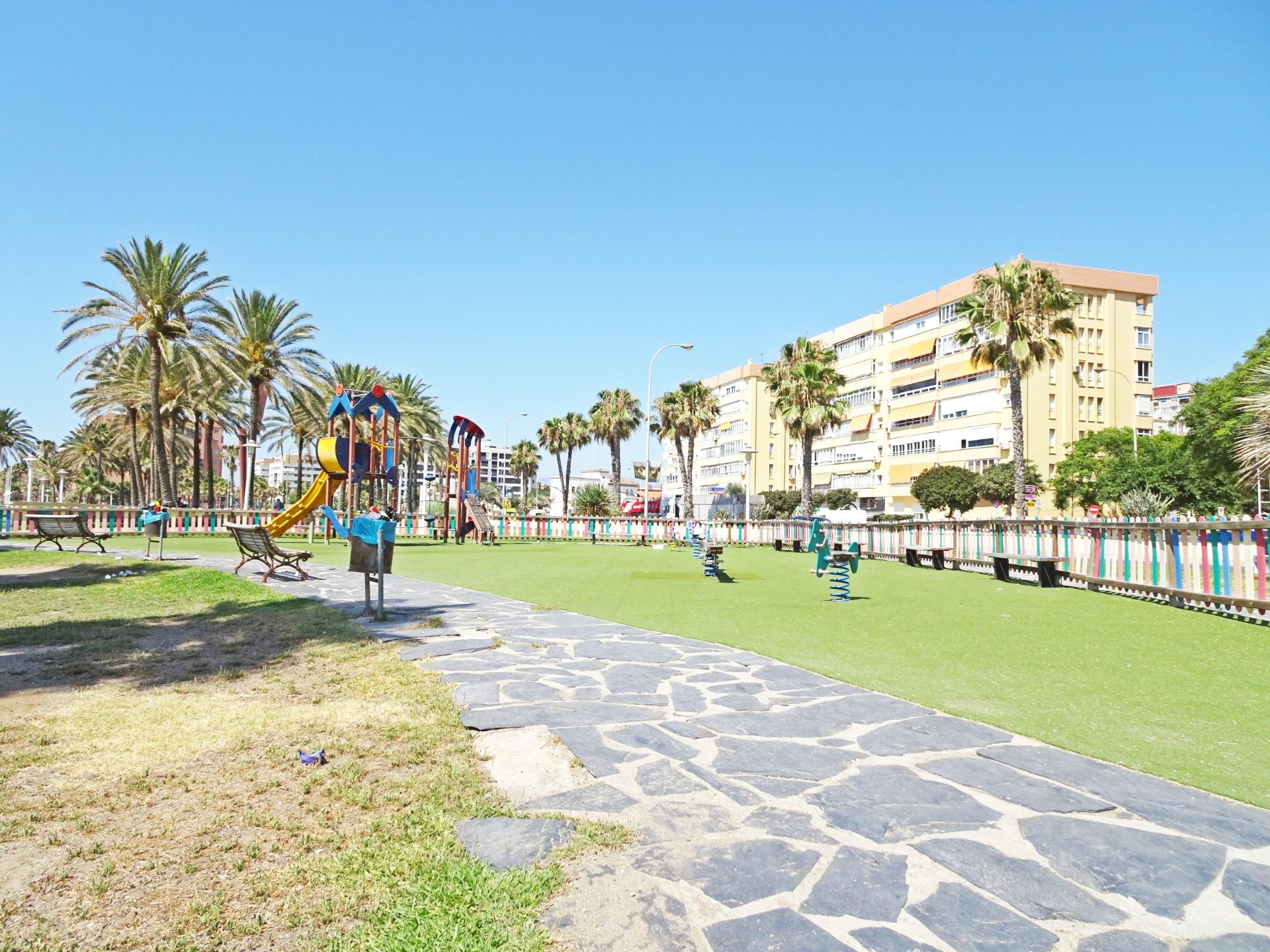 Piso con terraza a 500 metros de la playa en Huelin - foto 2