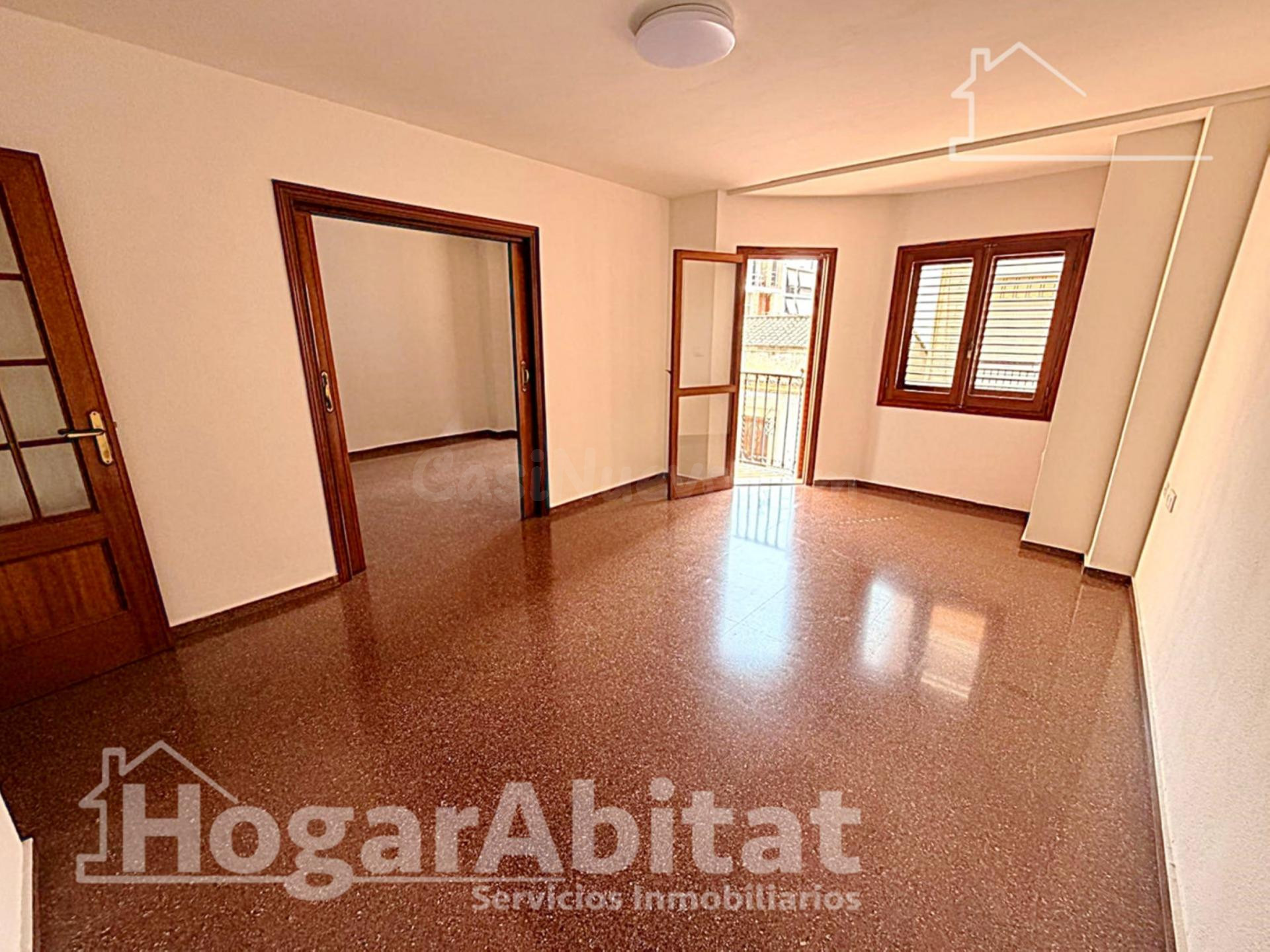 MUY AMPLIO CON TERRAZA JUNTO AL AYUNTAMIENTO