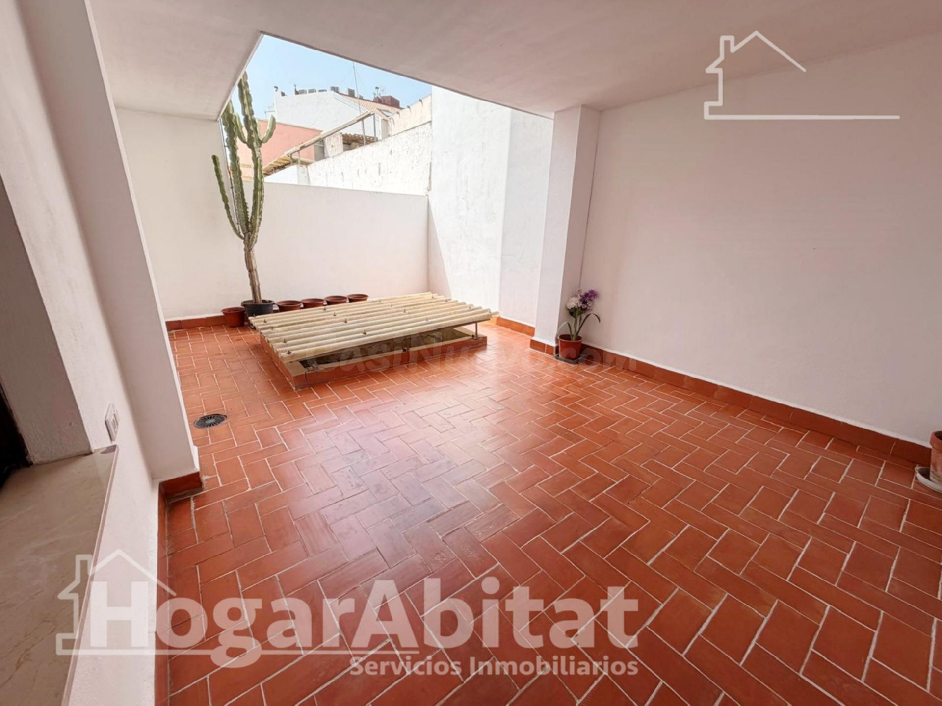 MUY AMPLIO CON TERRAZA JUNTO AL AYUNTAMIENTO - foto 3