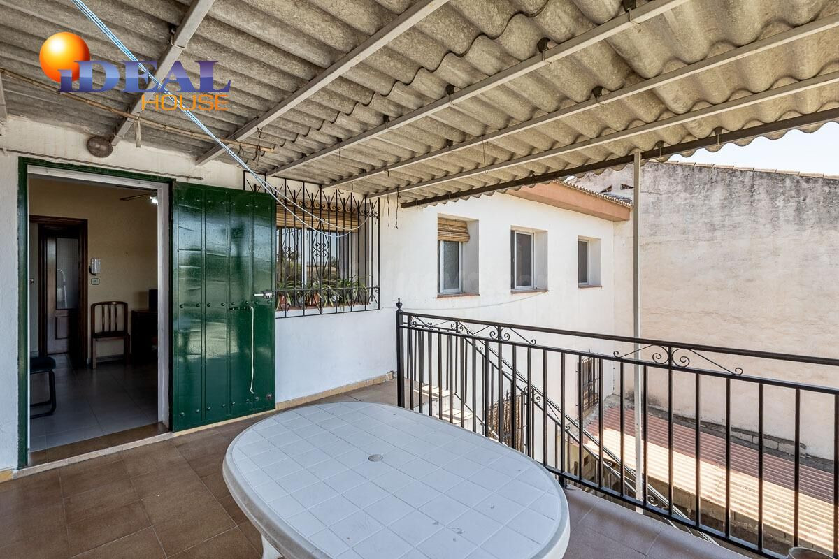 * Gran casa en una sola planta con bajo de 130 m2 y solar de