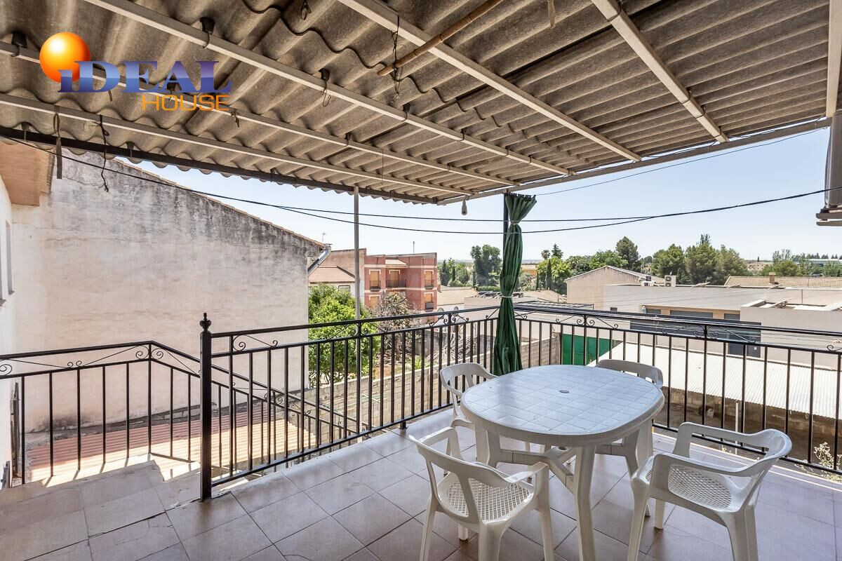 * Gran casa en una sola planta con bajo de 130 m2 y solar de - foto 2