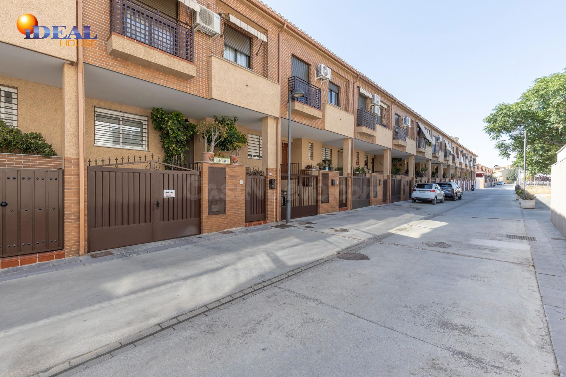 ¡EXCLUSIVA VIVIENDA UNIFAMILIAR CON PATIO PRIVADO EN ARMILLA