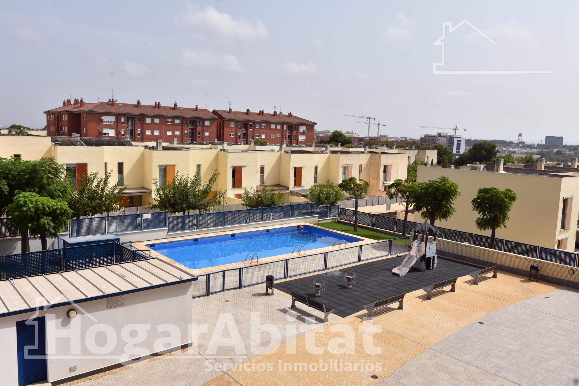 AMPLIO CON GARAJE, BALCÓN Y PISCINA