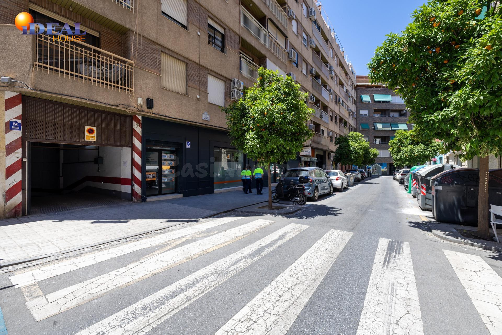 MAGNÍFICA COCHERA JUNTO PLAZA DE GRACIA.