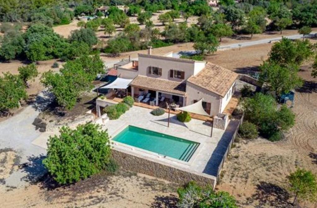 Encantadora vivienda unifamiliar con vistas despejadas a Cab